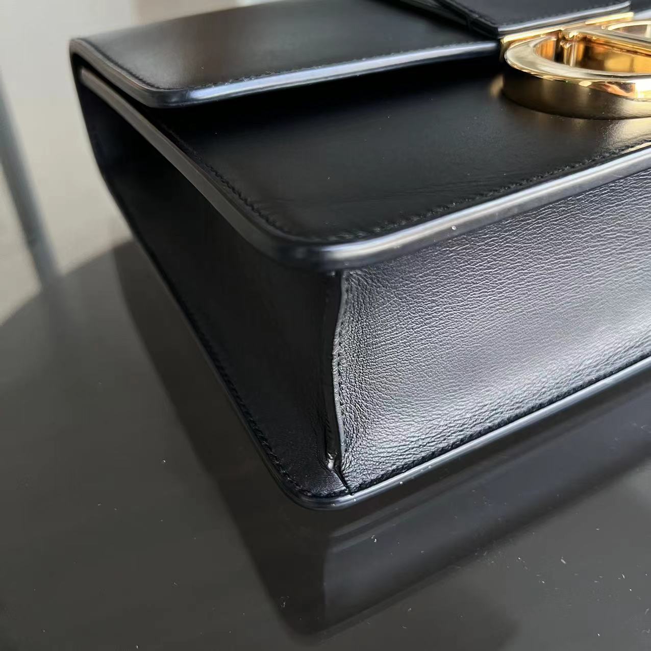 Kovancy 30 Montaigne - Cuir de veau lisse noir accastillage doré avec bandoulière