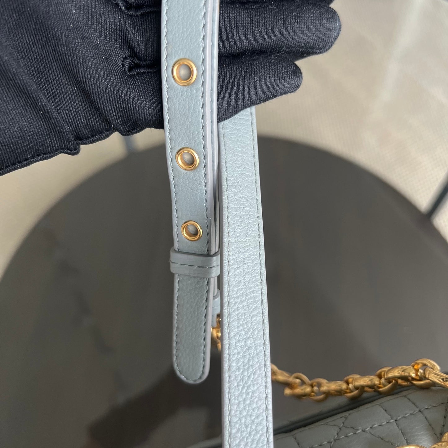 Kovancy Caro Medium - Cuir de veau Cannage Gris Accastillage doré
