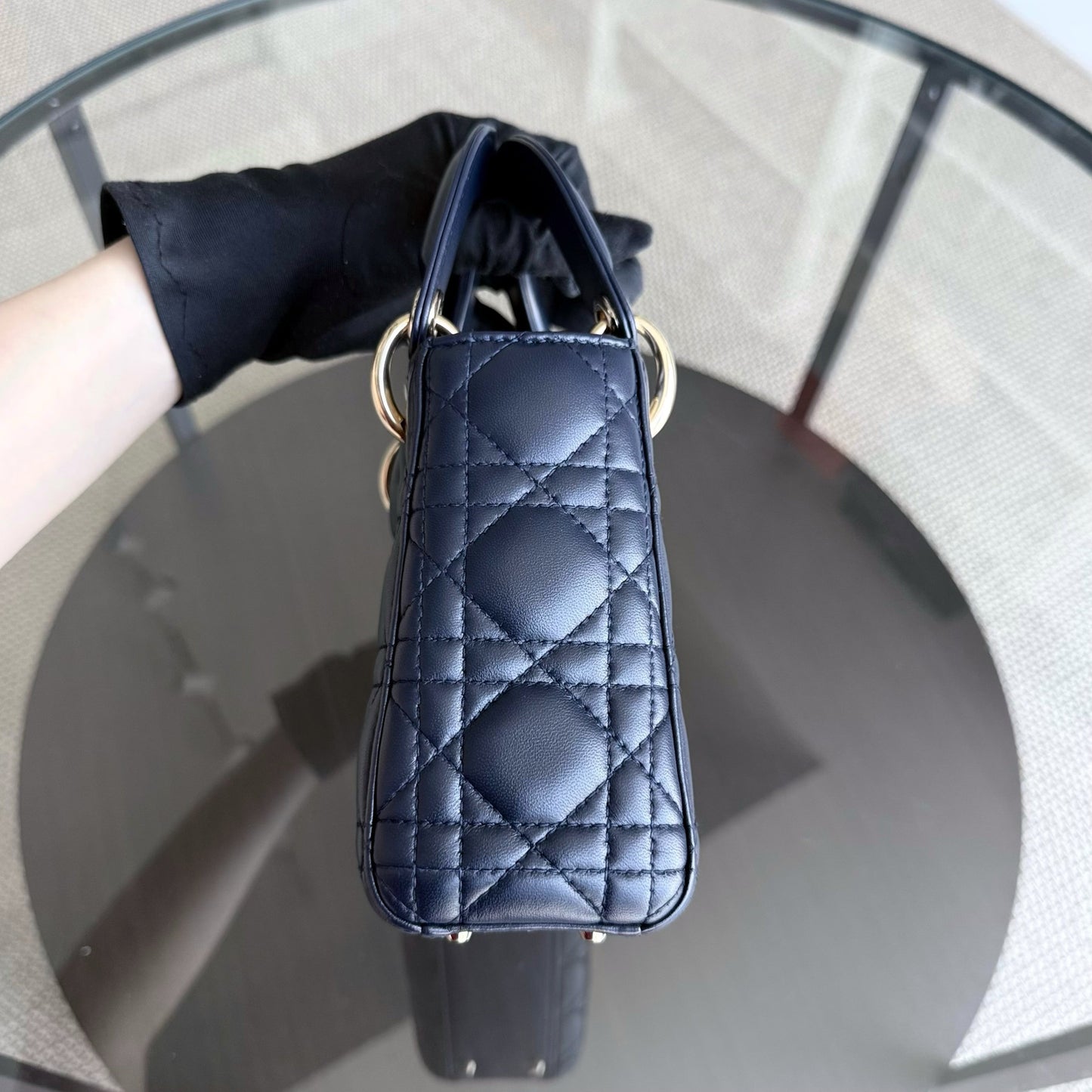 Kovancy Lady Mini - Bandoulière en cuir d'agneau Cannage bleu foncé avec chaîne et quincaillerie dorée
