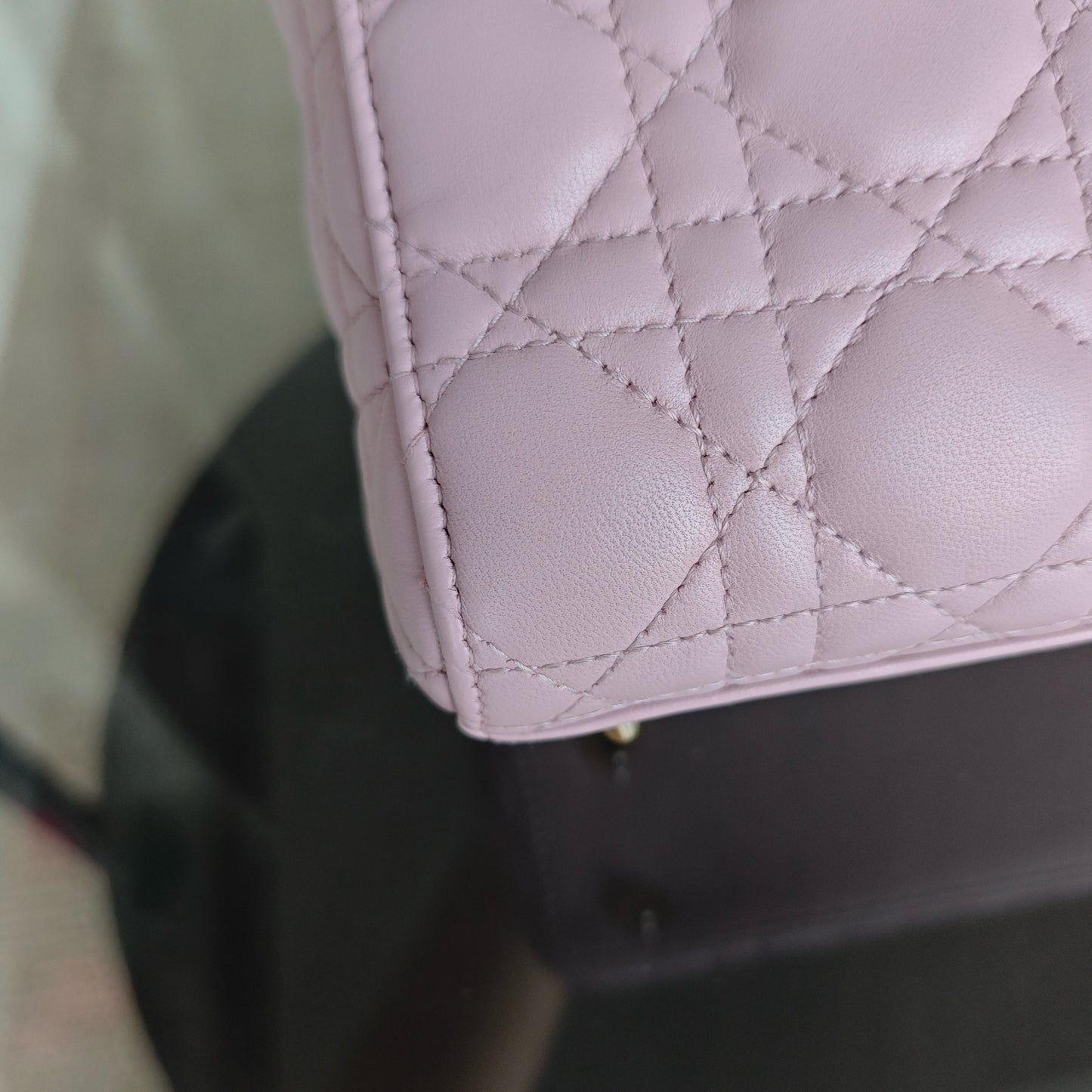 Kovancy Lady Petit modèle - Cuir d'agneau Cannage rose avec finitions dorées