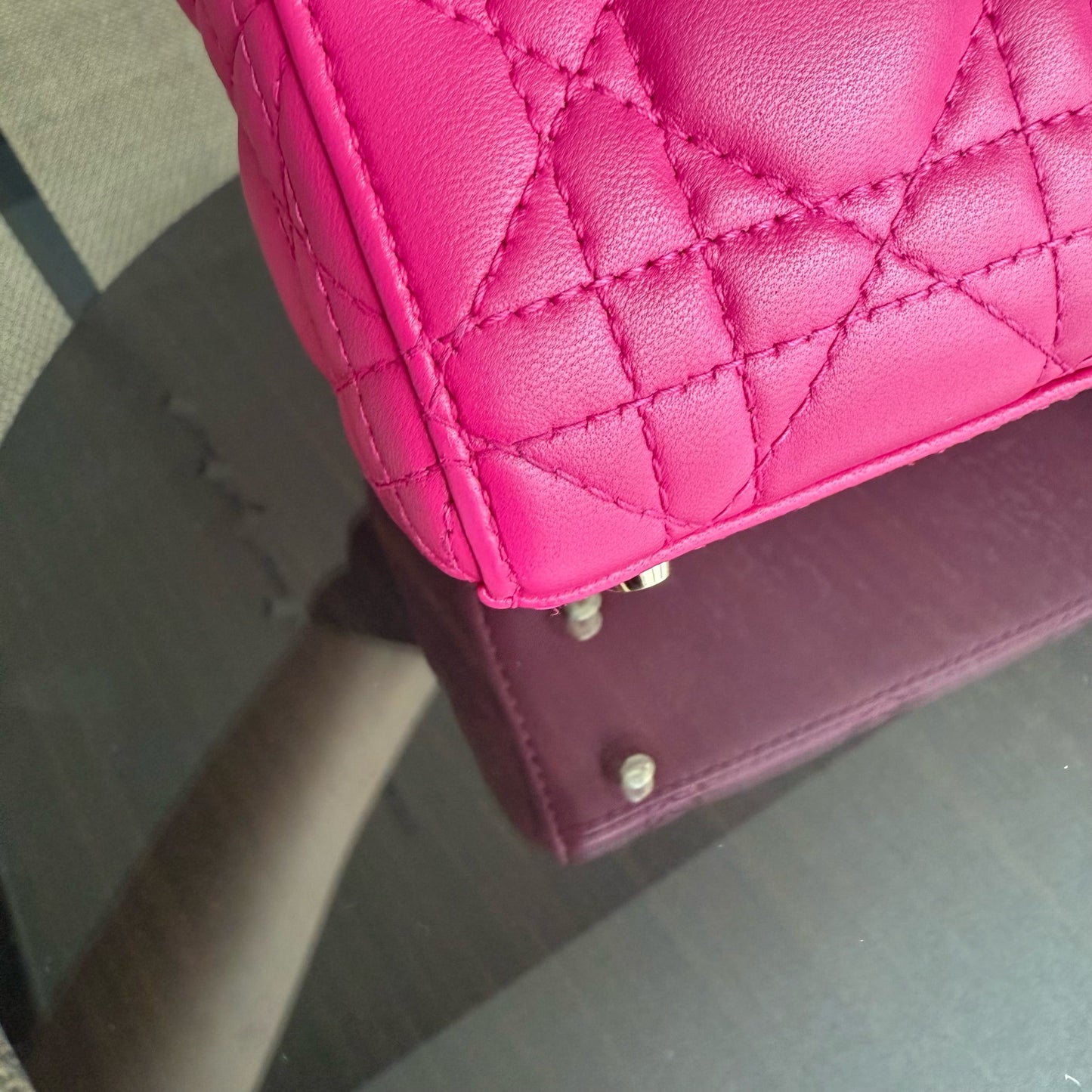 Kovancy Lady Mini - Bandoulière réglable en cuir d'agneau Cannage rose vif avec quincaillerie dorée