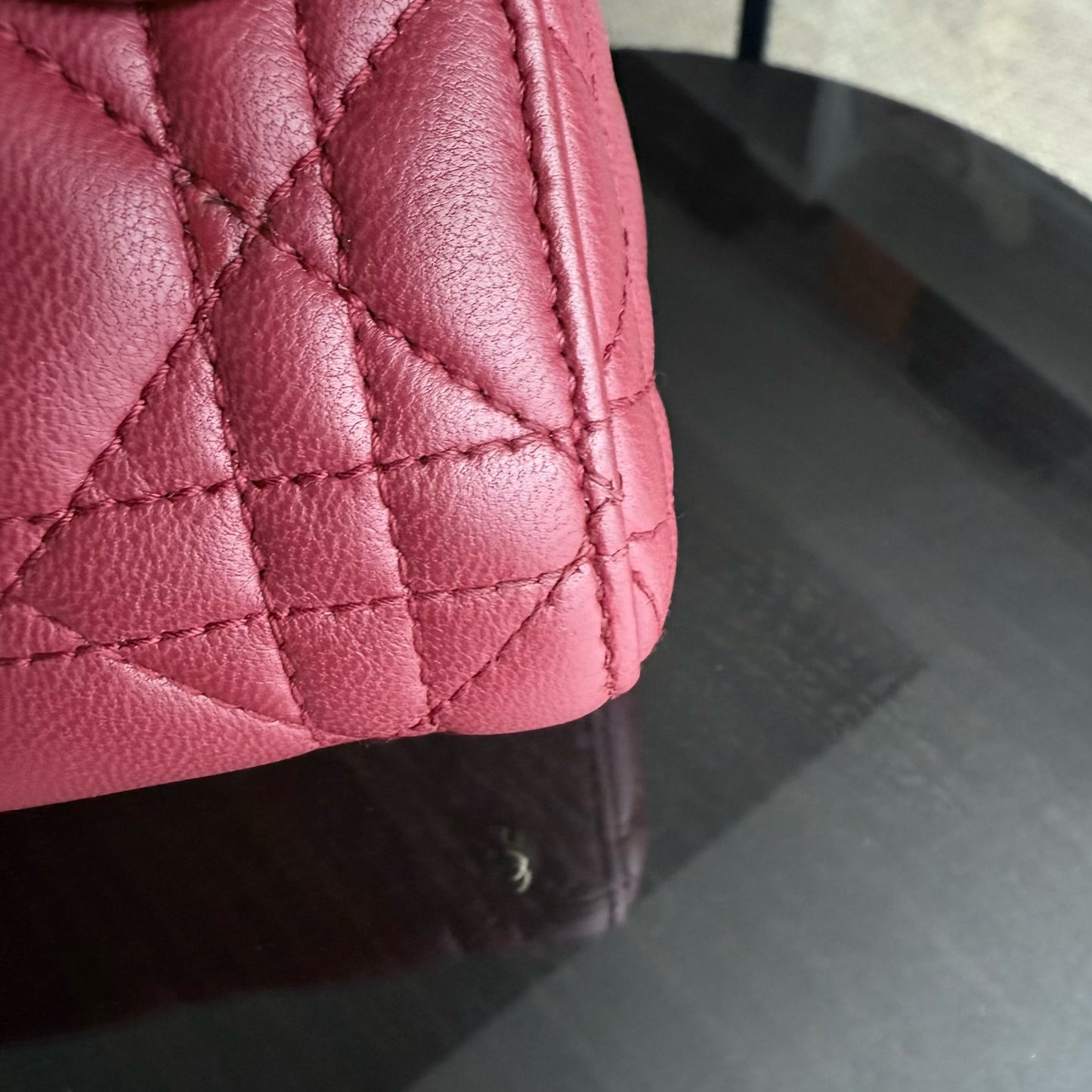 Kovancy Lady Mini - Bracelet chaîne en cuir d'agneau Cannage rouge foncé avec quincaillerie dorée