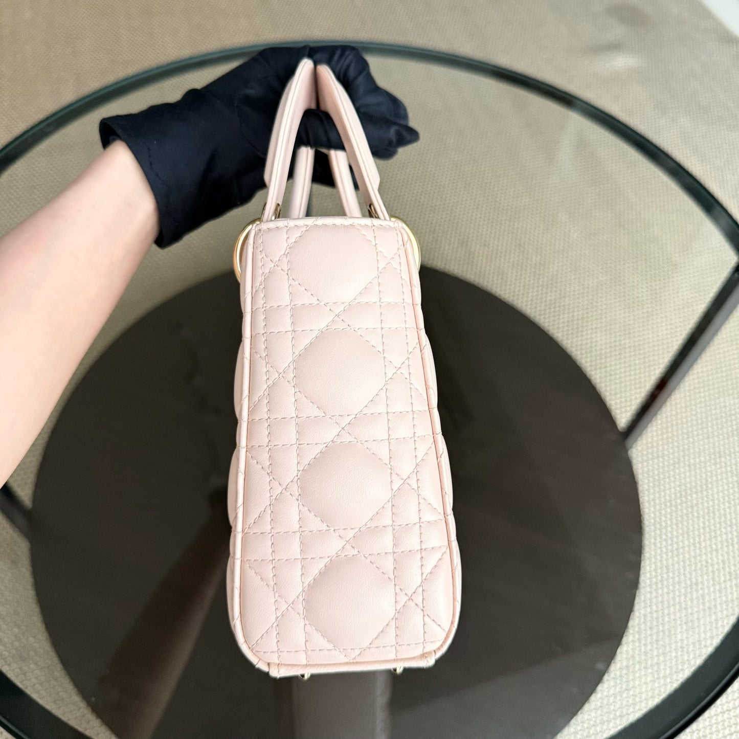 Kovancy Lady Petit rabat ABC - Cuir d'agneau Cannage rose poudré, quincaillerie dorée MyABC