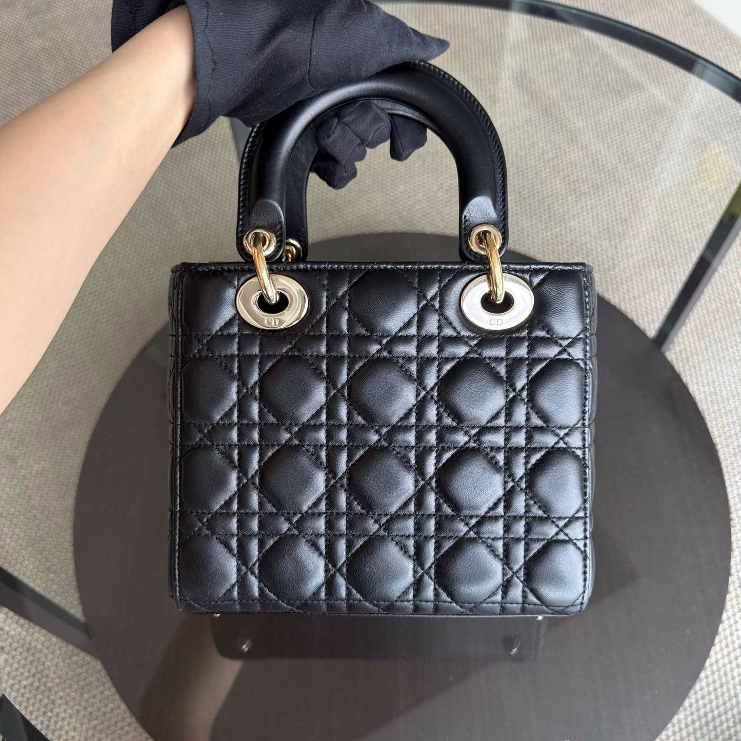 Kovancy Lady Petit rabat - Cuir d'agneau Cannage noir et quincaillerie dorée