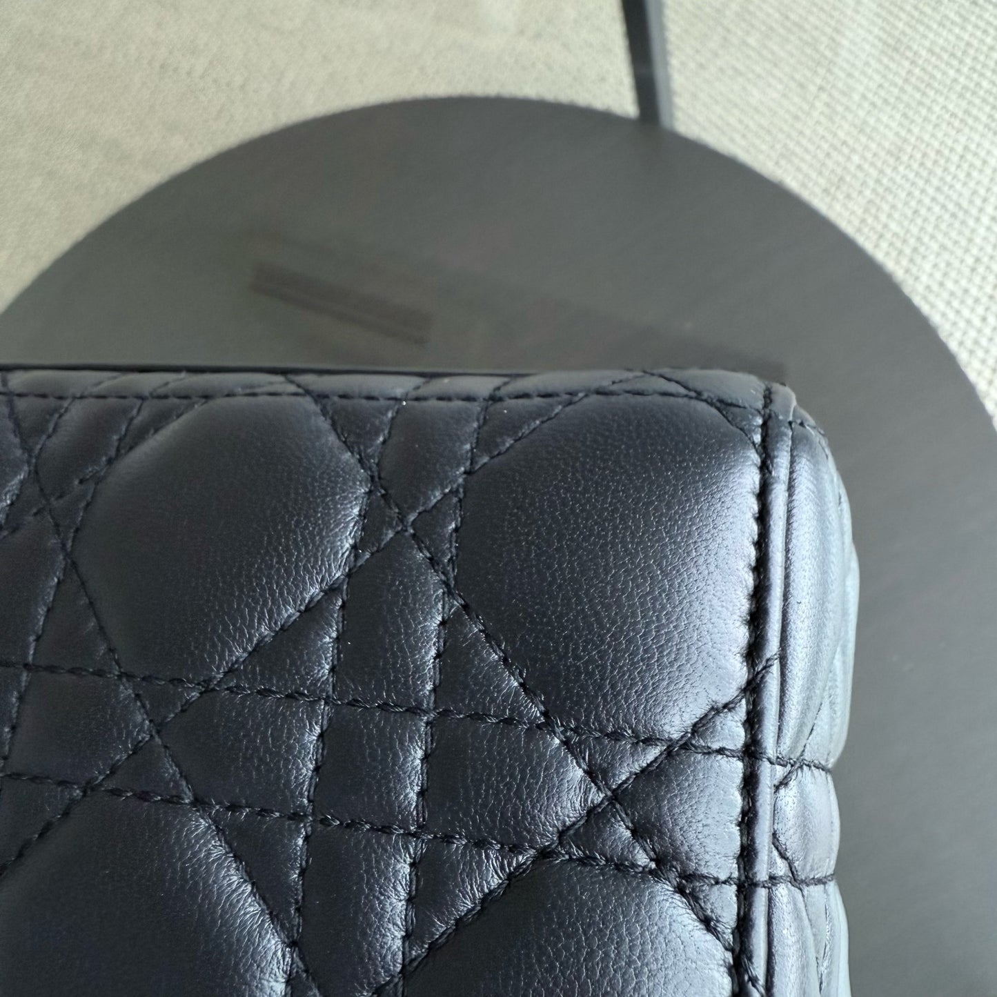 Kovancy Lady Petit modèle - Cuir d'agneau Cannage noir et matériel doré