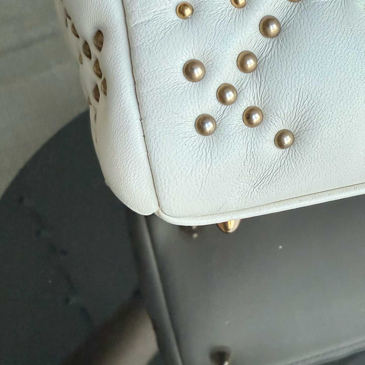 Kovancy Lady Moyen - Version zippée en cuir de veau Cannage clouté avec quincaillerie en or blanc
