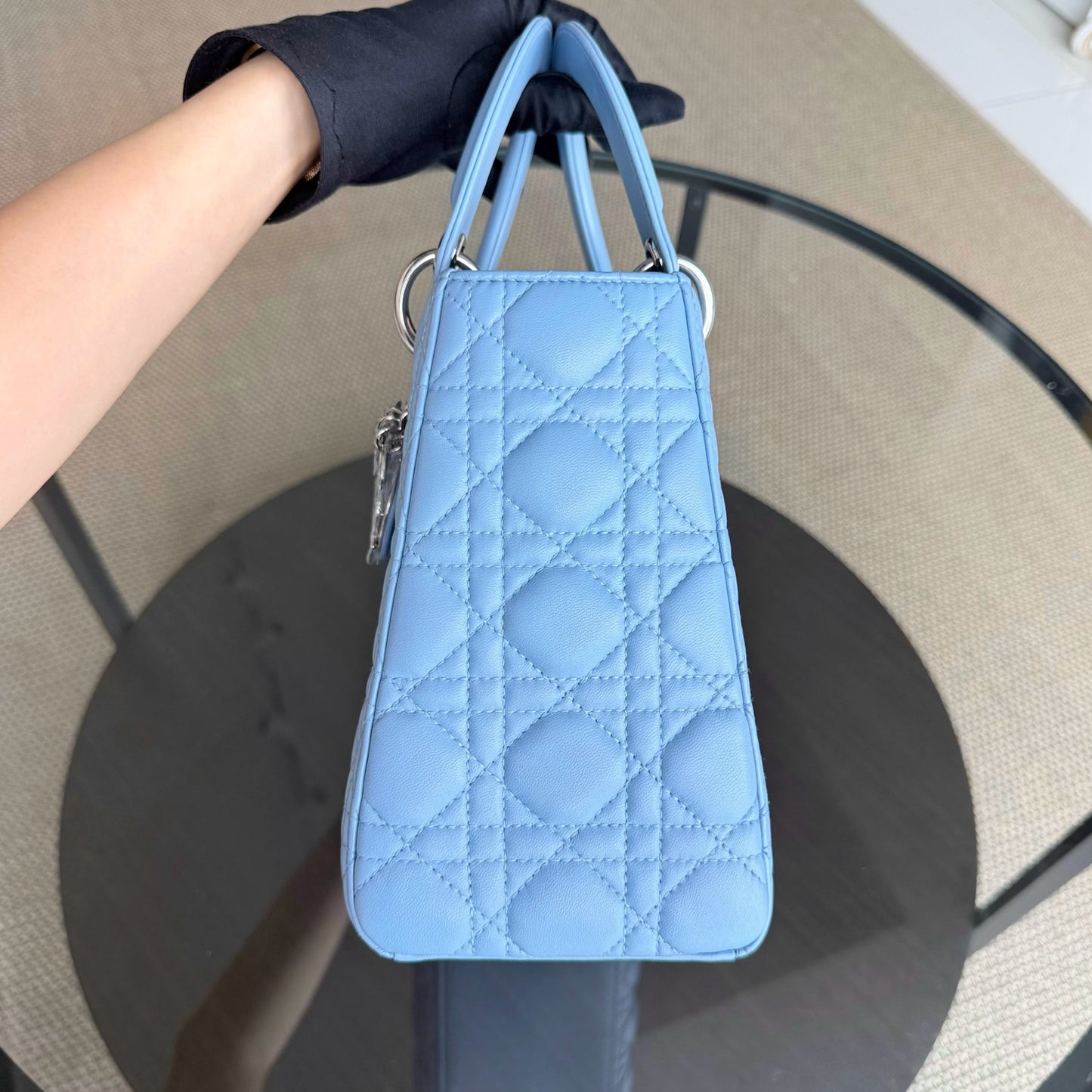 Kovancy Lady Cuir d'agneau Cannage moyen bleu clair avec accessoires argentés