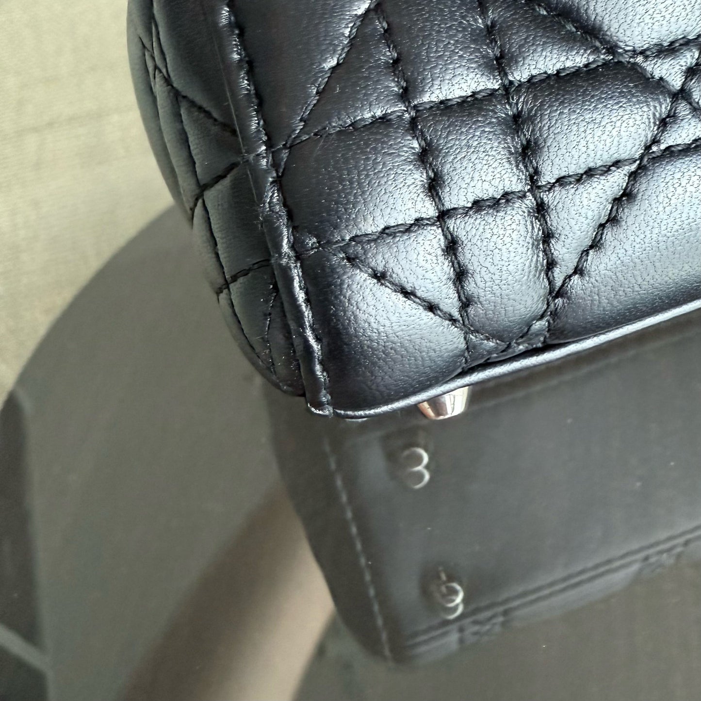 Kovancy Lady Mini - Sangle à chaîne en cuir d'agneau Cannage noir et matériel argenté
