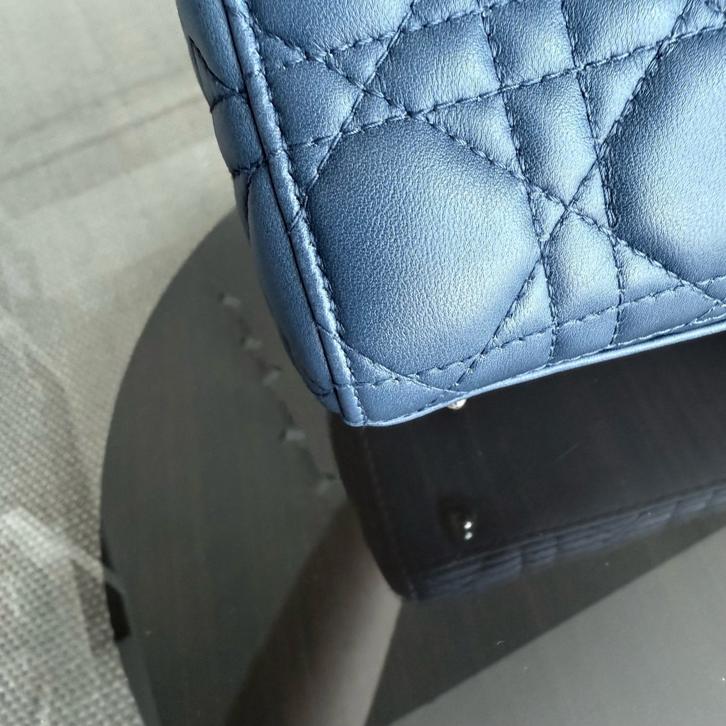 Kovancy Lady Petit rabat - Cuir d'agneau Cannage bleu, quincaillerie dorée MyABC