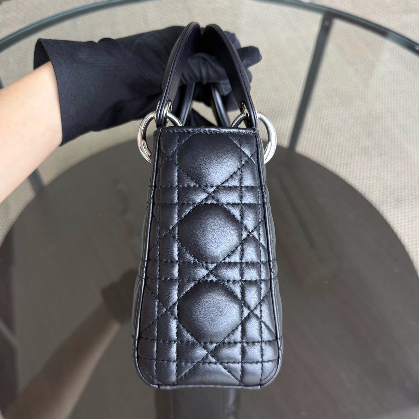 Kovancy Lady Mini - Bracelet chaîne en cuir d'agneau Cannage bleu nuit avec détails argentés