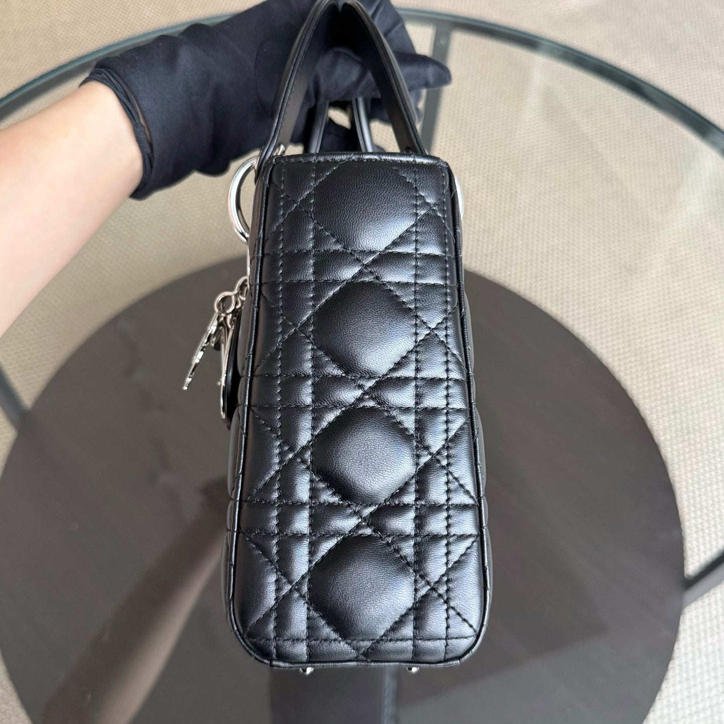 Kovancy Lady Petit rabat - Cuir d'agneau Cannage noir et quincaillerie argentée