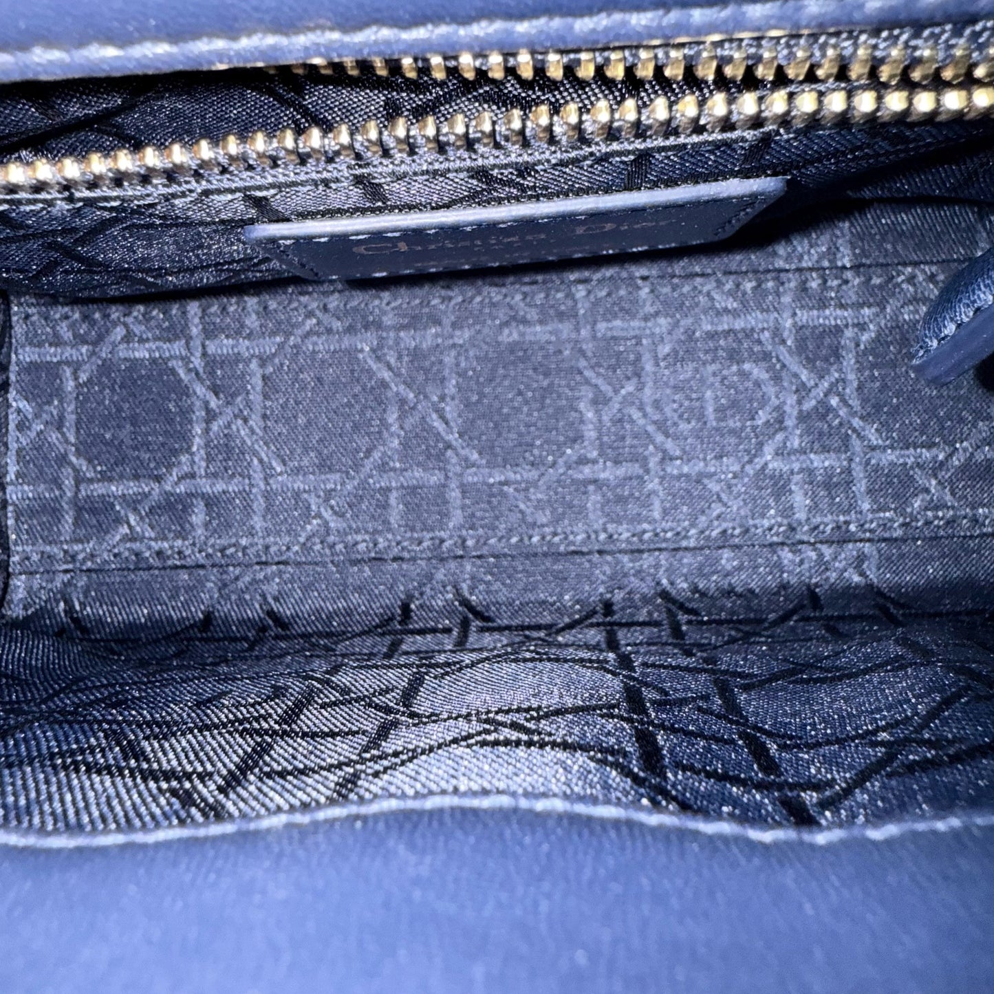 Kovancy Lady Mini - Bandoulière réglable en cuir d'agneau Cannage bleu foncé avec finitions dorées