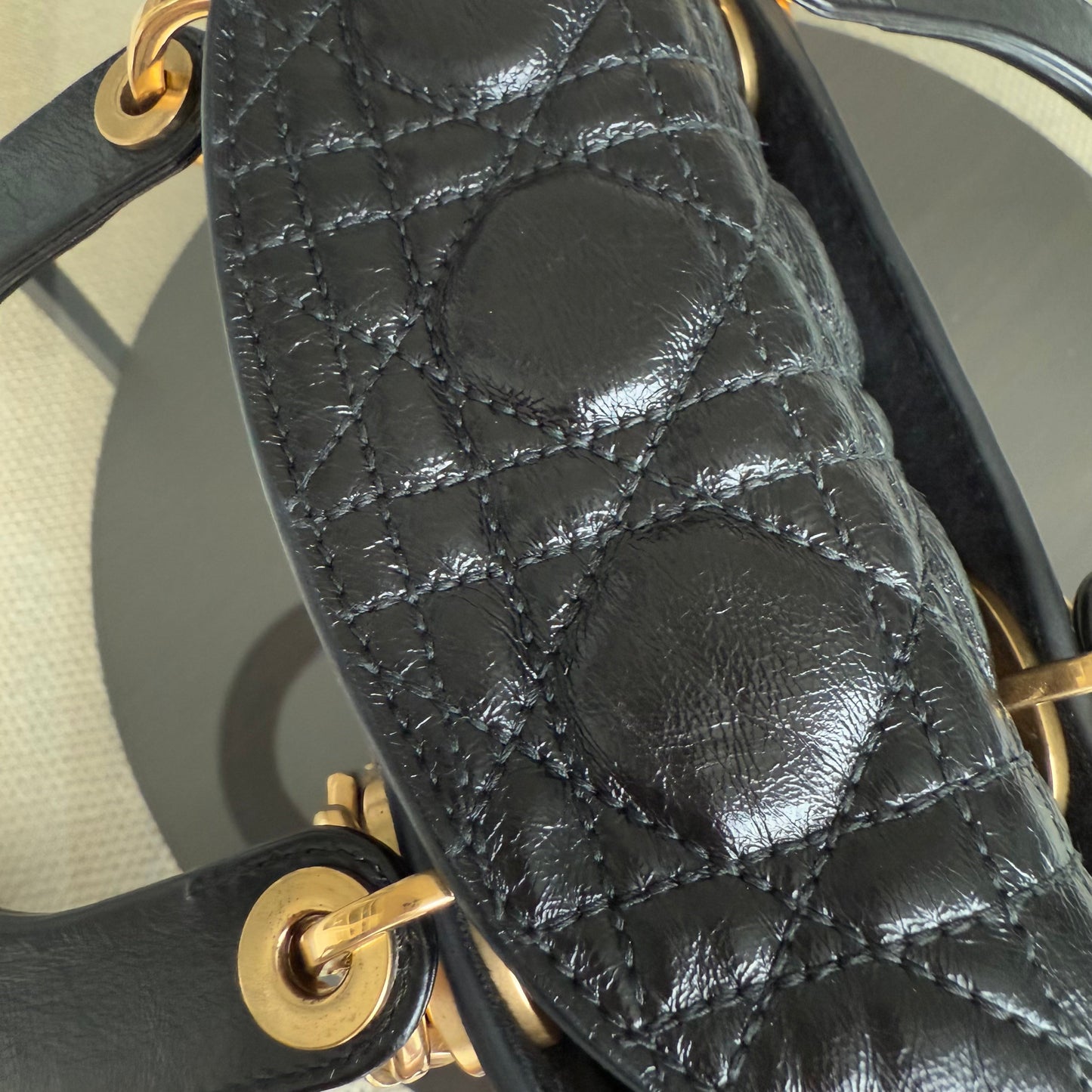 Kovancy Lady Petit modèle - Cuir de veau glacé Cannage, finitions noires et dorées