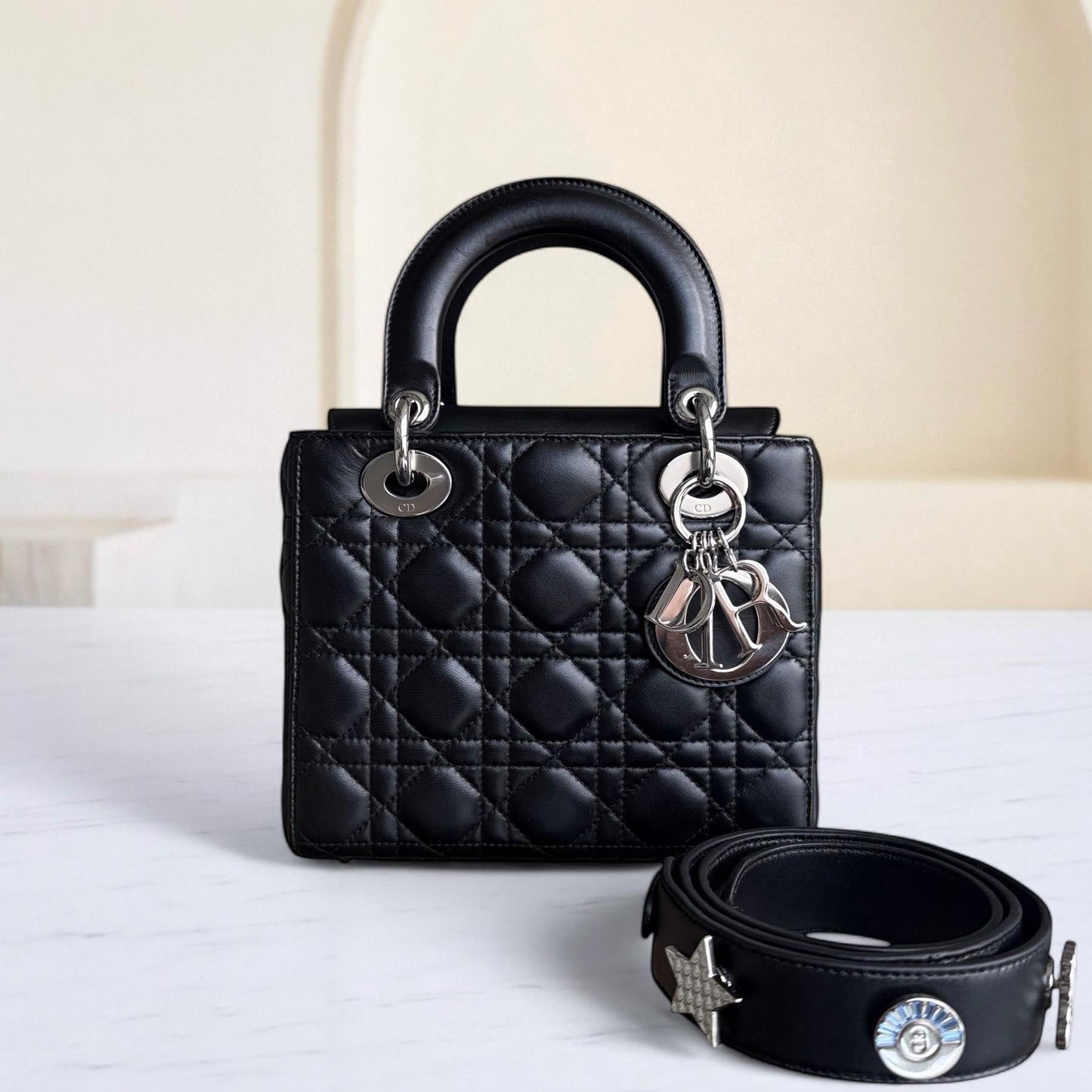 Kovancy Lady Petit rabat - Cuir d'agneau Cannage noir et quincaillerie argentée