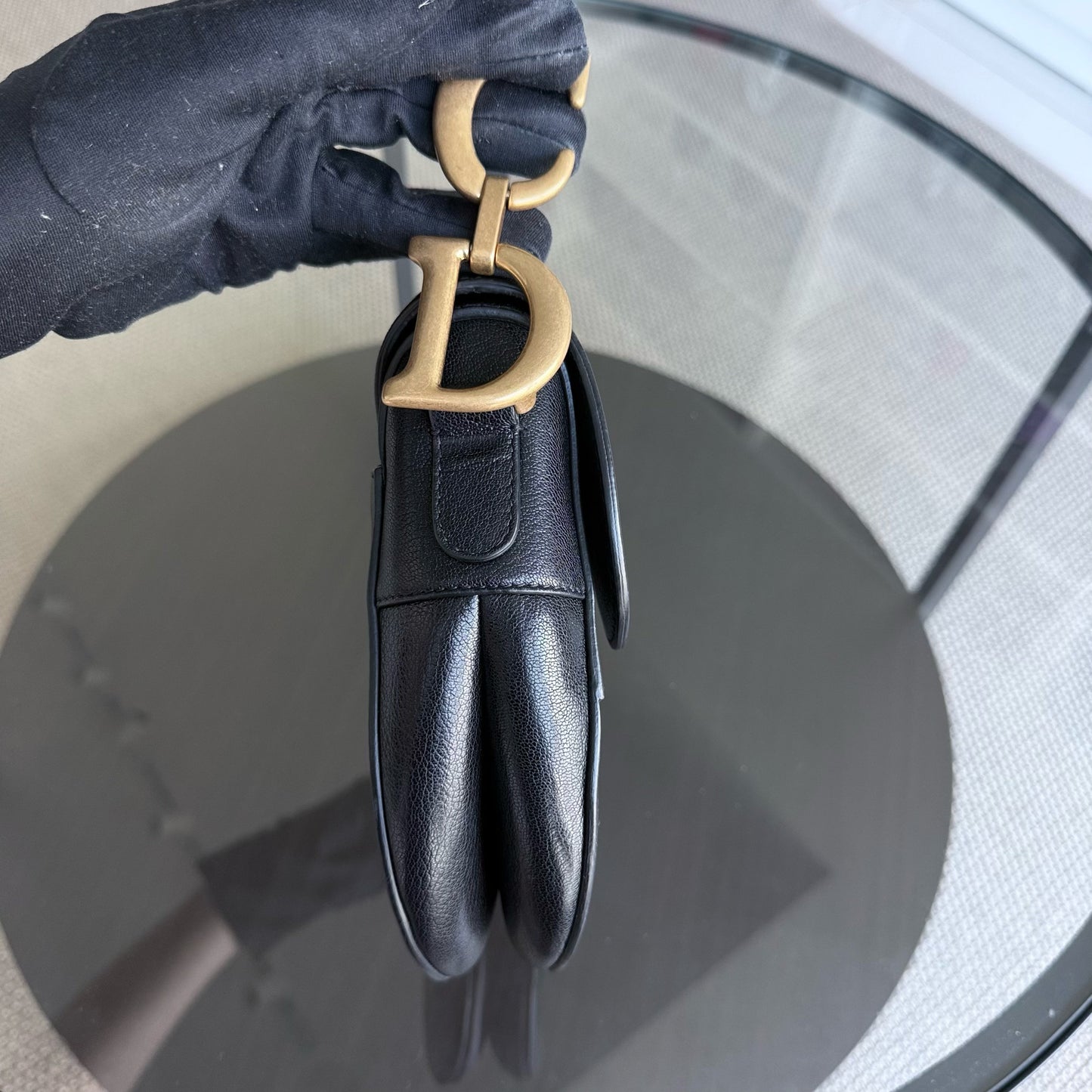 Kovancy Selle Medium - 25 cm en cuir de veau noir et finitions dorées