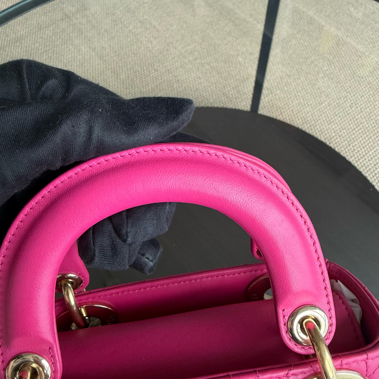 Kovancy Lady Mini - Bandoulière réglable en cuir d'agneau Cannage rose vif avec quincaillerie dorée