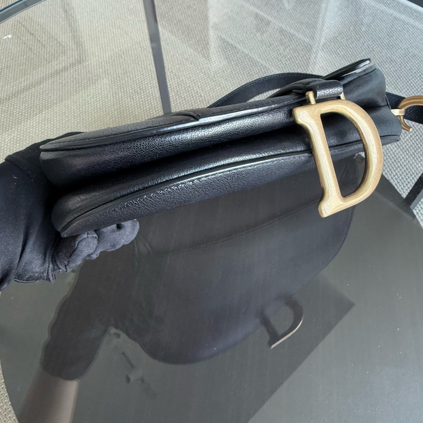 Kovancy Selle Medium - 25 cm en cuir de veau noir et finitions dorées