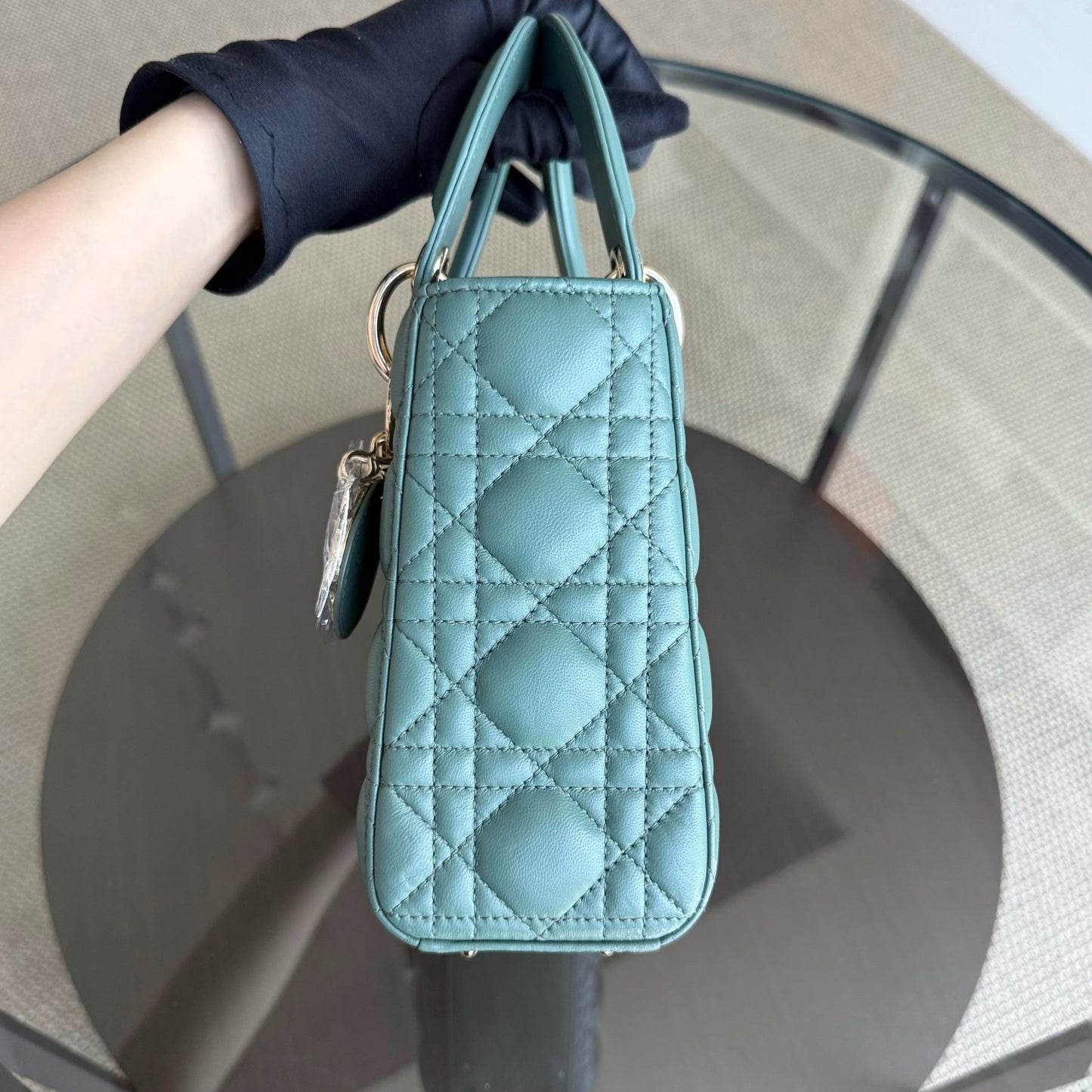 Kovancy Lady Petit rabat - Cuir d'agneau Cannage vert, ferrures dorées avec breloques