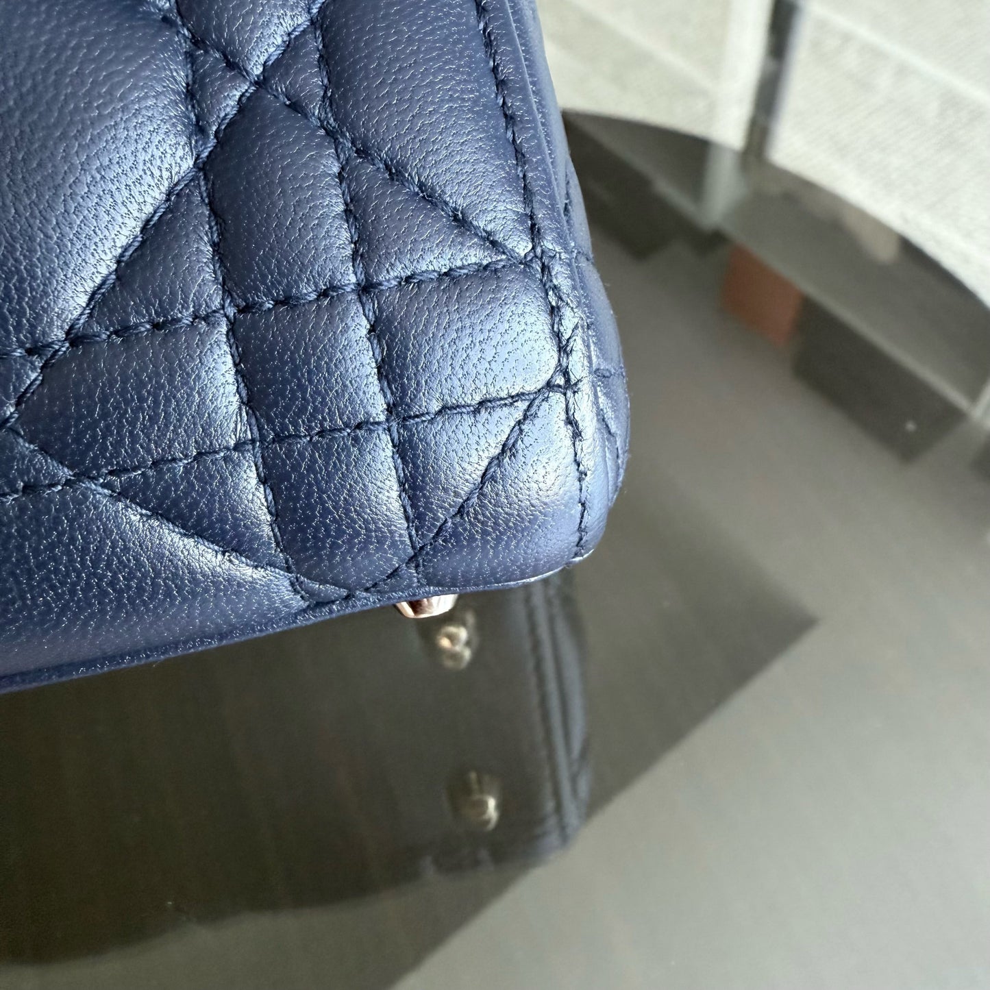 Kovancy Lady Mini - Bandoulière en cuir d'agneau Cannage bleu foncé avec chaîne et quincaillerie dorée