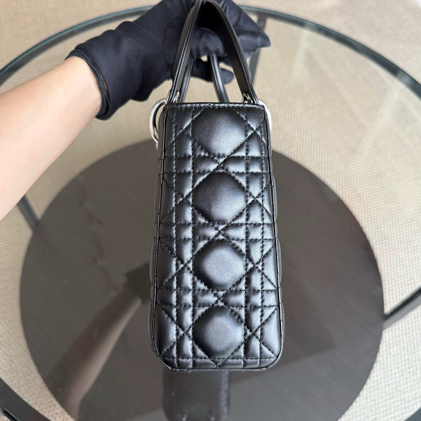 Kovancy Lady Petit rabat - Cuir d'agneau Cannage noir et quincaillerie argentée