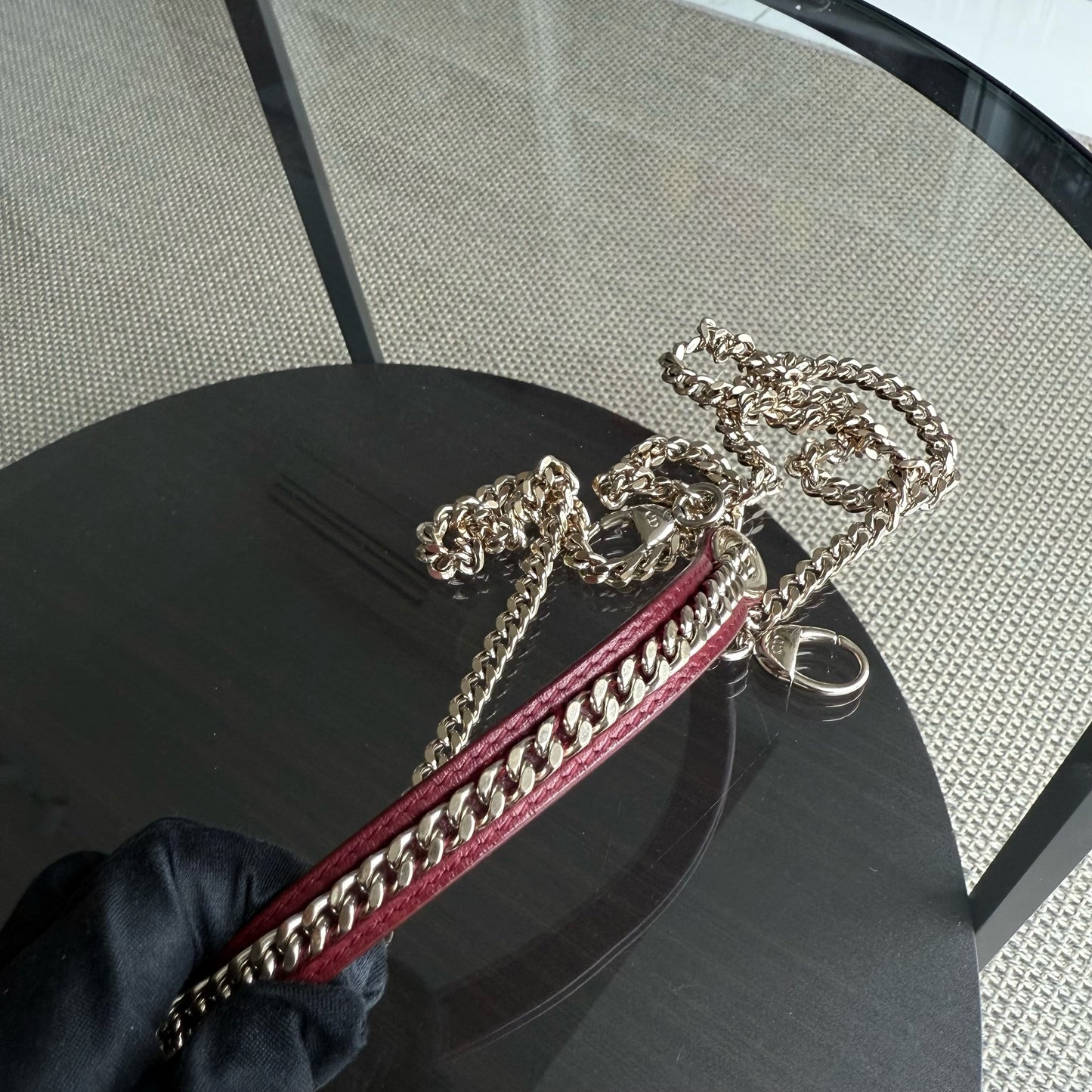 Kovancy Lady Mini - Bracelet chaîne en cuir d'agneau Cannage rouge foncé avec quincaillerie dorée