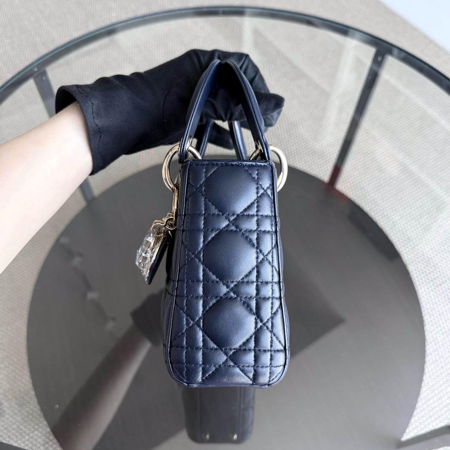 Kovancy Lady Mini - Bandoulière en cuir d'agneau Cannage bleu foncé avec chaîne et quincaillerie dorée