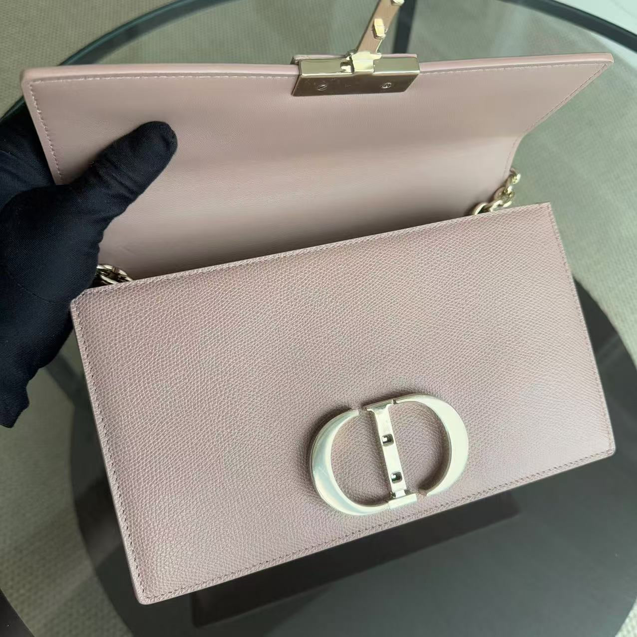 Kovancy Sac Chaine 30 Montaigne - Cuir de Veau Grainé Caviar Nude Rose Accastillage Doré