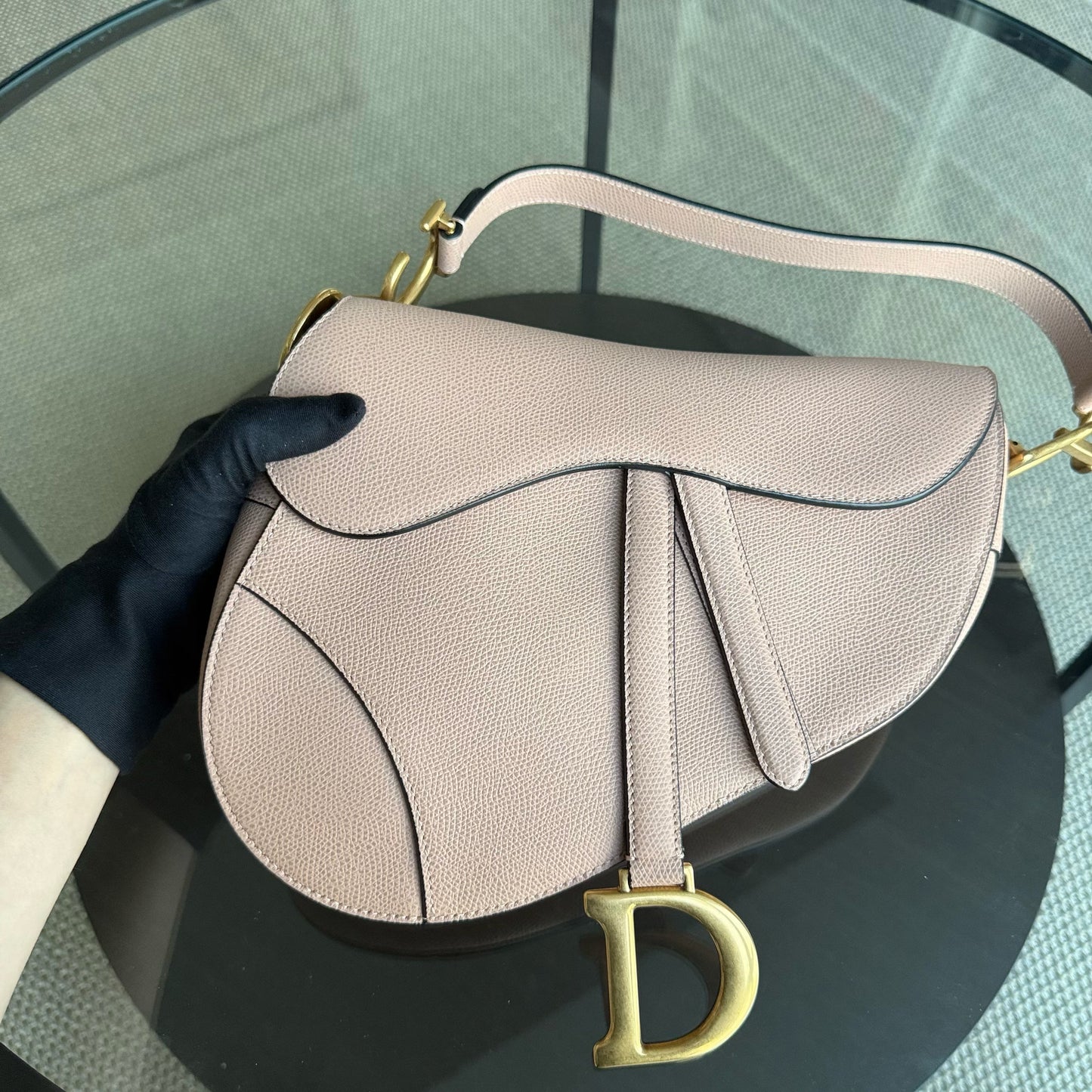 Kovancy Saddle Medium - Cuir de veau grainé Nude Rose Blush Ferrures dorées