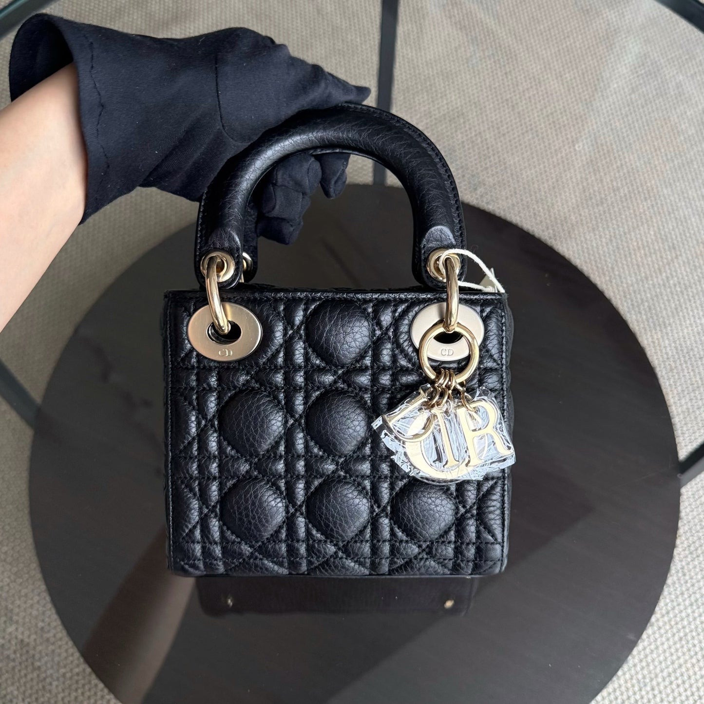 Kovancy Lady Mini - Cannage en veau grainé noir avec finitions dorées