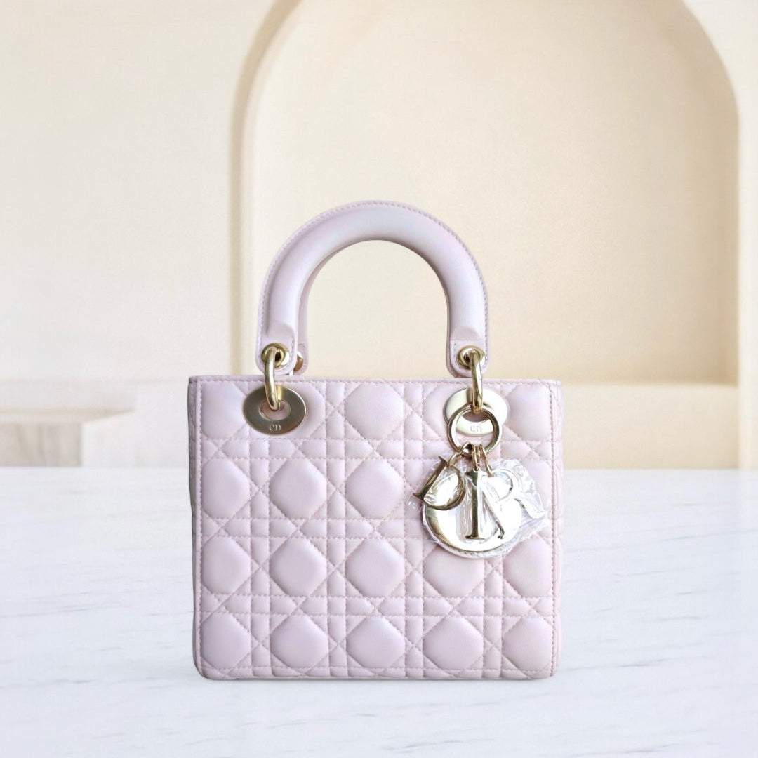 Kovancy Lady Petit rabat - Cuir d'agneau Cannage Light Sakura Rose Quincaillerie dorée SANS SANGLE