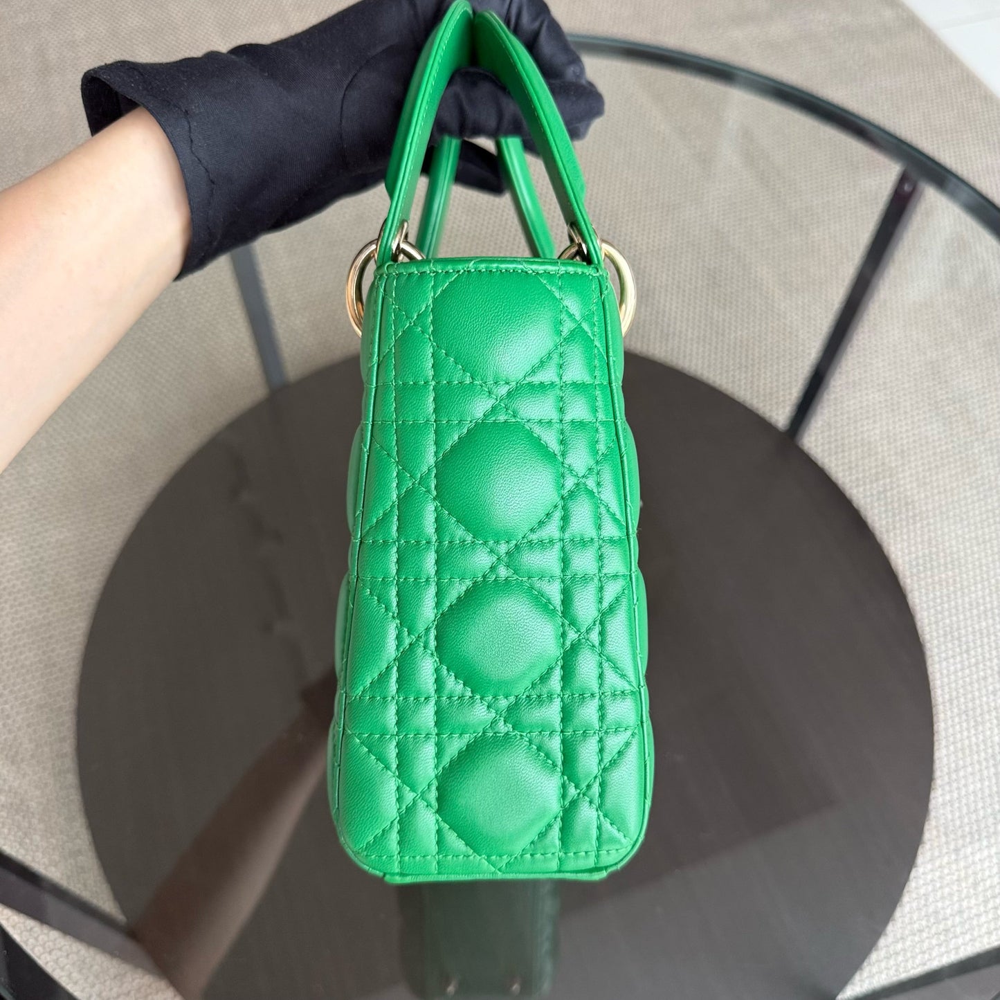 Kovancy Lady Petit rabat - Cuir d'agneau Cannage vert et finitions dorées