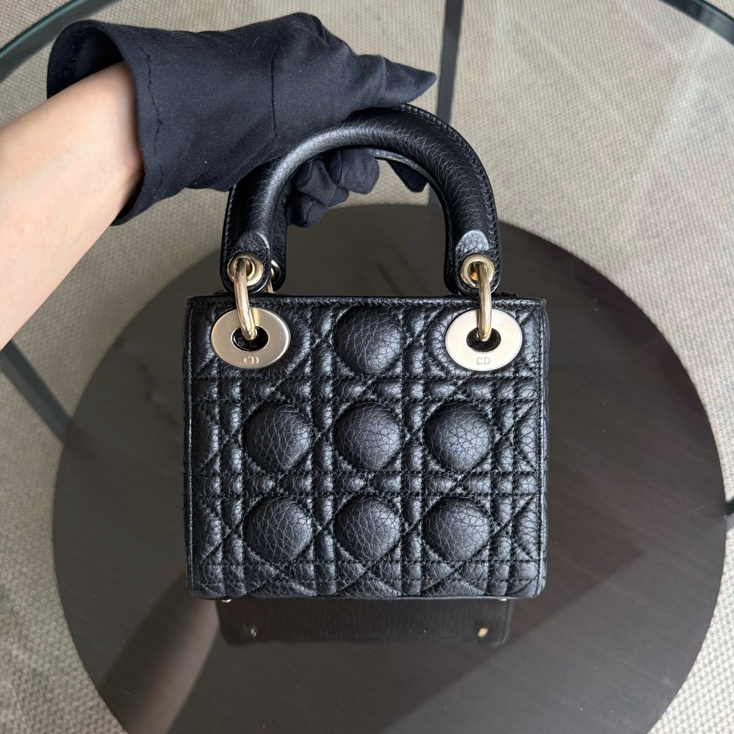 Kovancy Lady Mini - Cannage en veau grainé noir avec finitions dorées