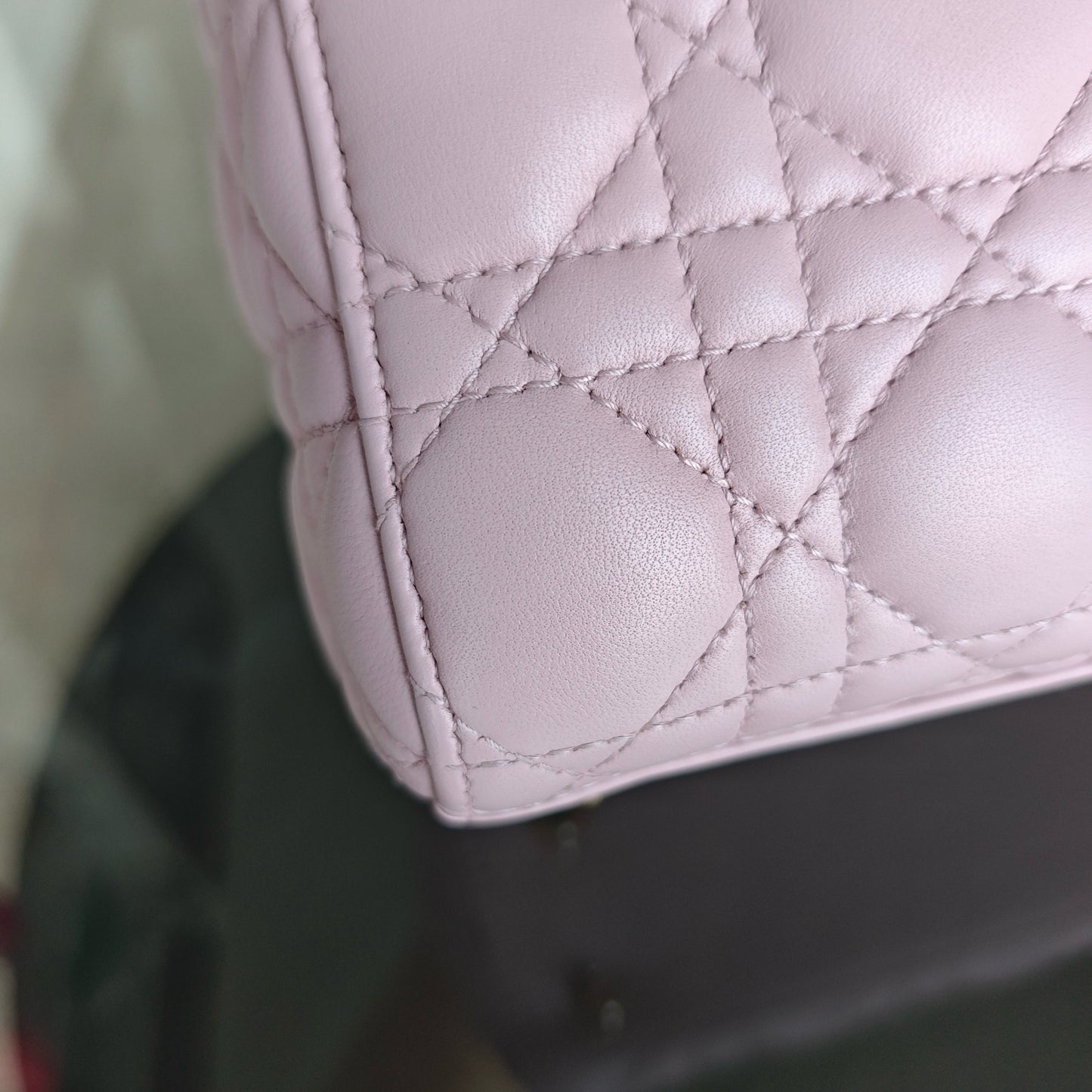 Kovancy Lady Petit modèle - Cuir d'agneau Cannage rose avec finitions dorées