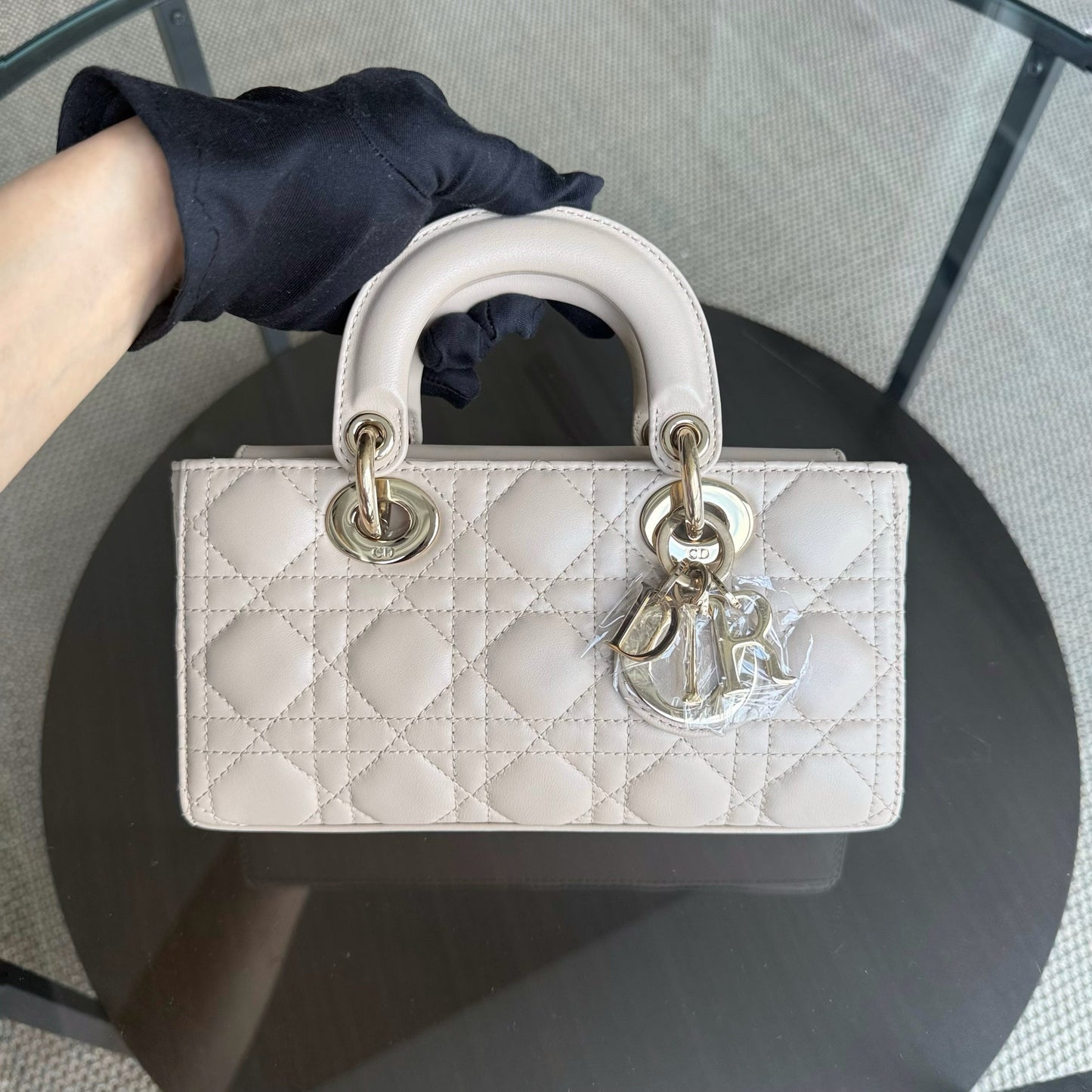 Kovancy Lady D-Joy Small - Cuir d'agneau Cannage beige, finitions dorées, bracelet unique