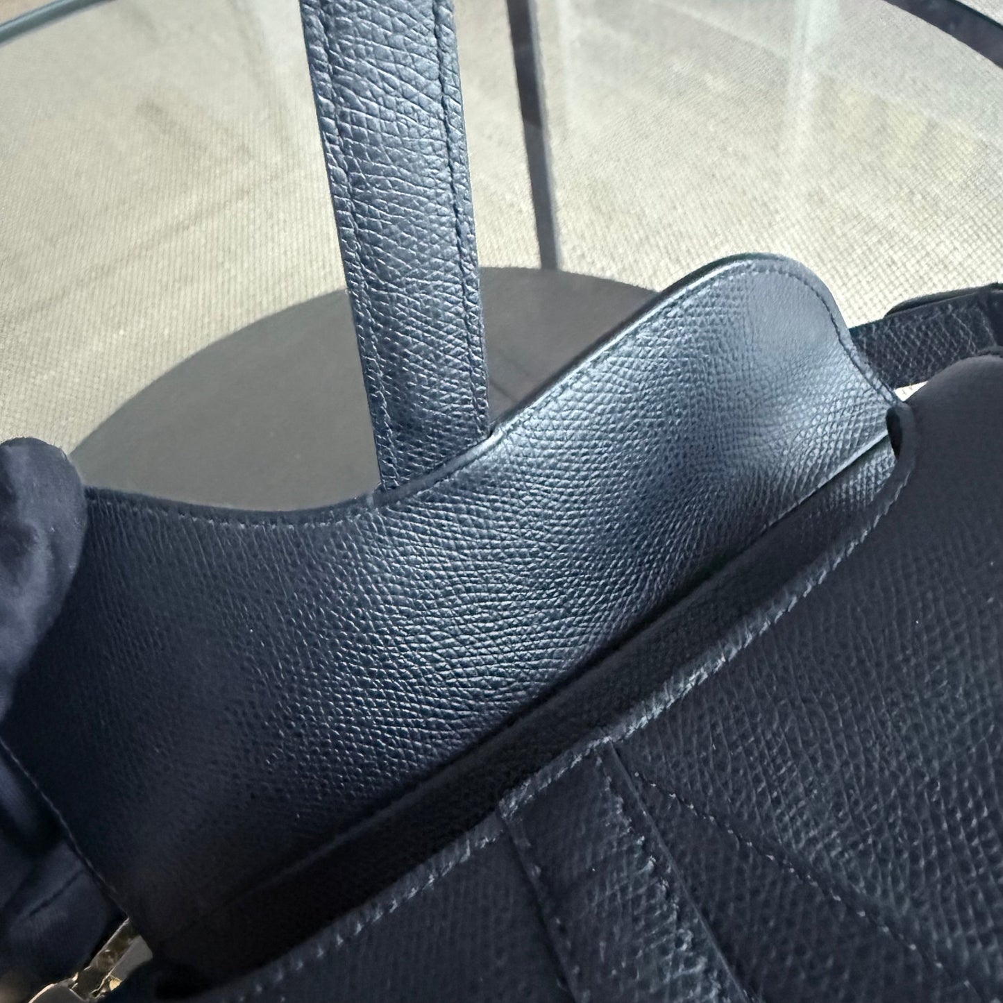 Sac Kovancy Saddle Small 21 cm en cuir caviar noir avec bandoulière et finitions dorées.