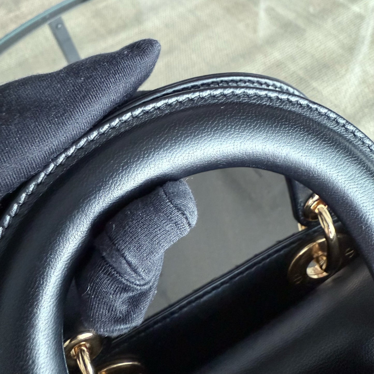 Kovancy Lady Mini - Bandoulière réglable en cuir d'agneau noir Cannage avec quincaillerie dorée