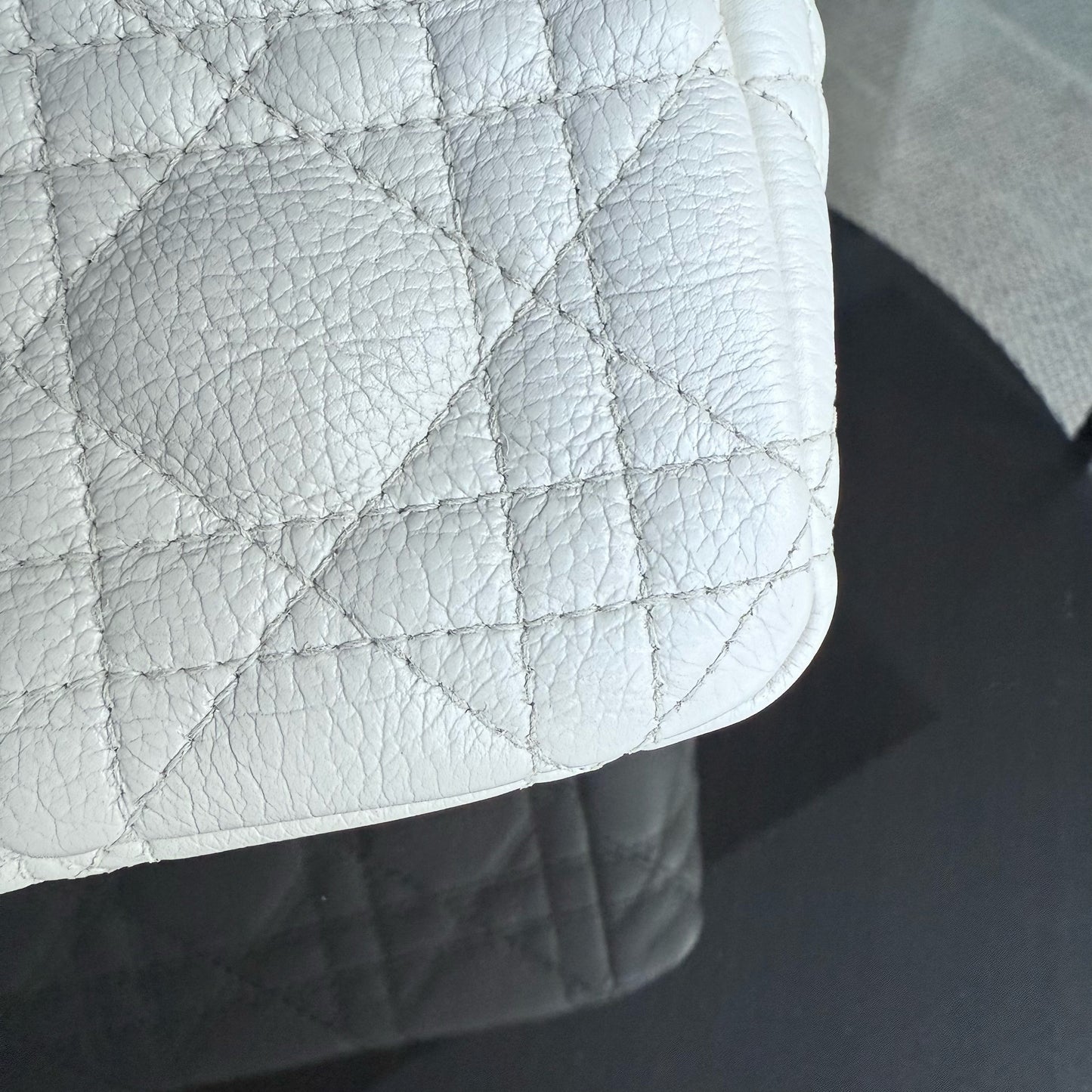 Kovancy Caro Medium - Cuir de veau grainé Cannage, finitions en or blanc
