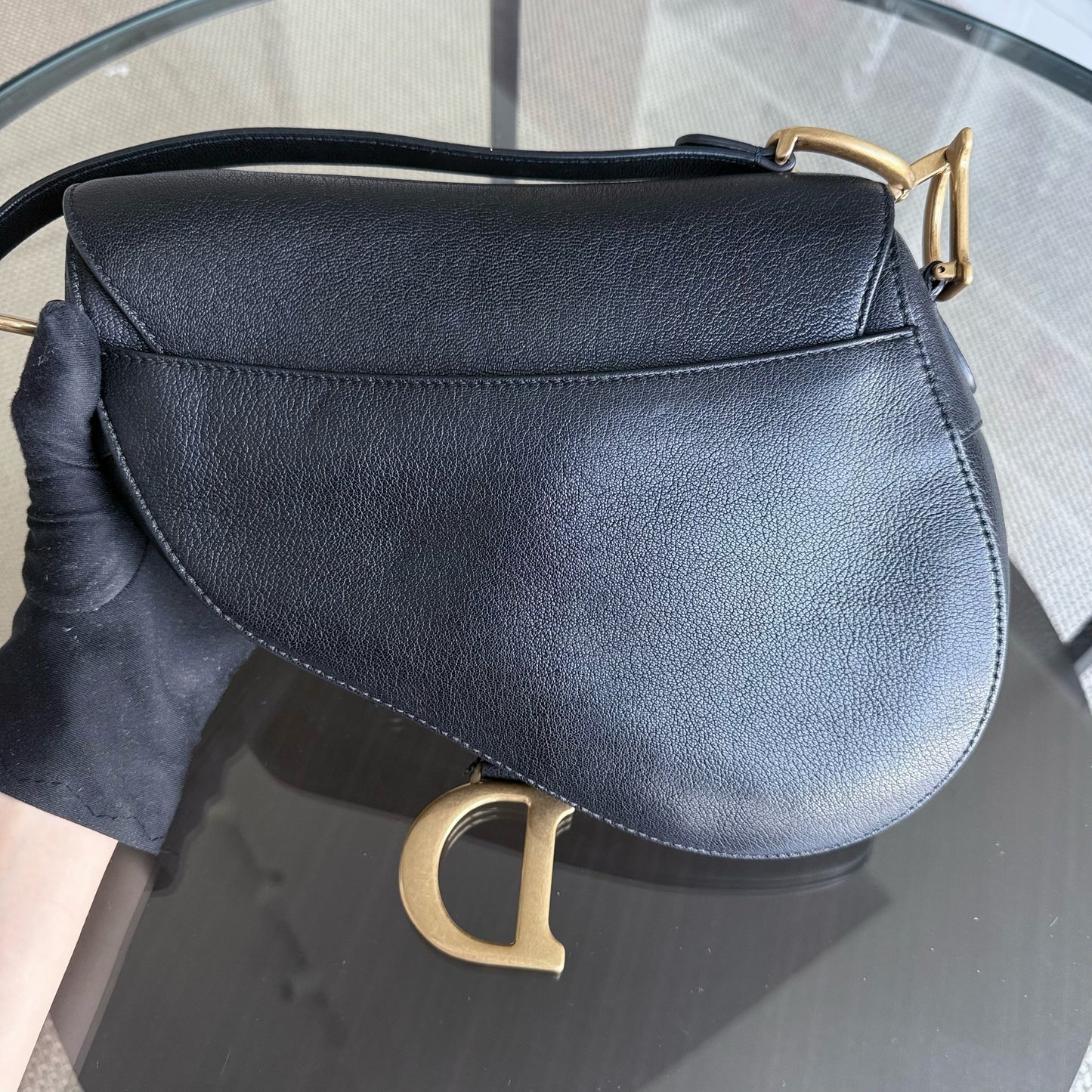 Kovancy Selle Medium - 25 cm en cuir de veau noir et finitions dorées