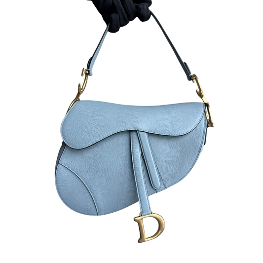 Kovancy Selle Medium - 25 cm en cuir de veau grainé bleu brume, accessoires dorés