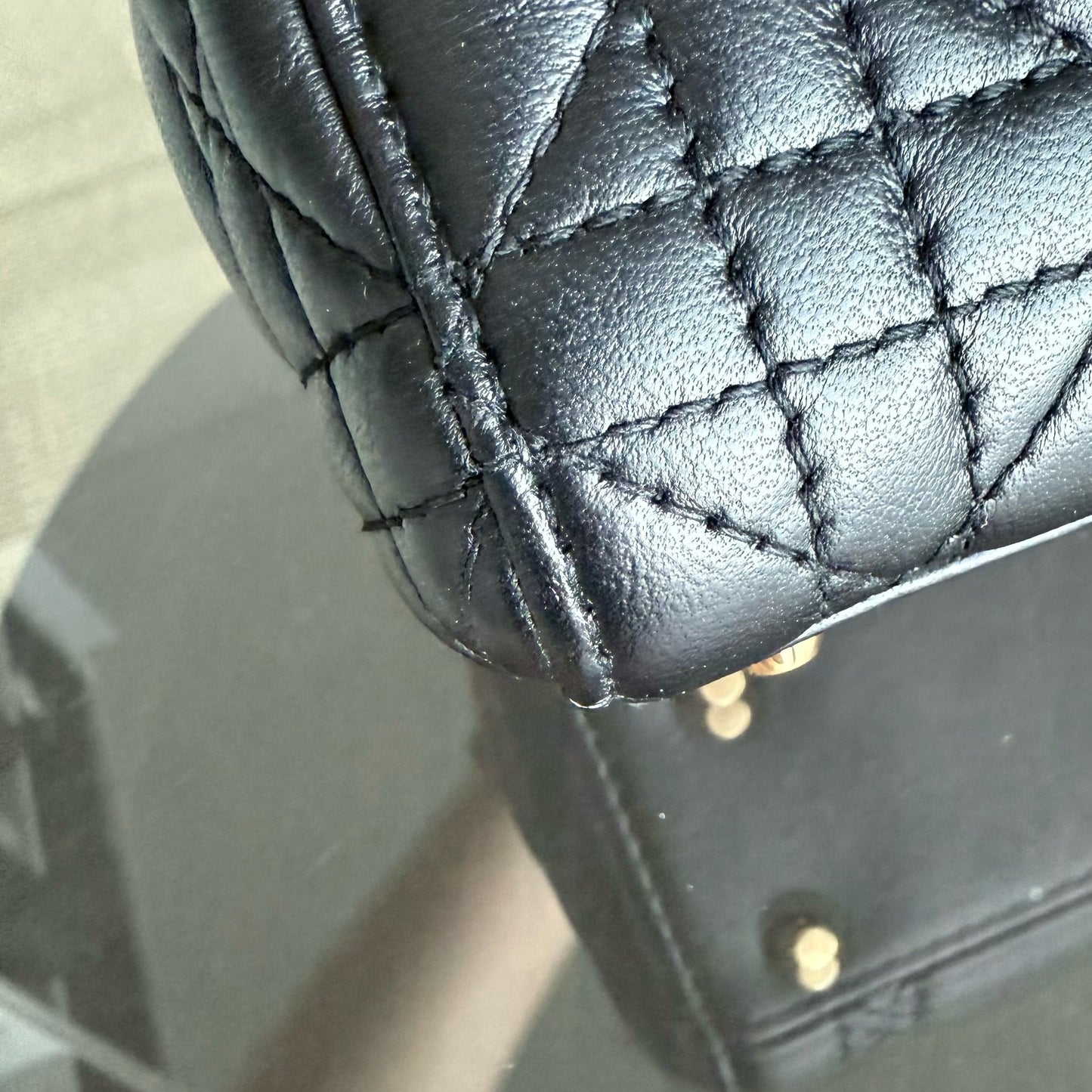 Kovancy Lady Mini - Bandoulière réglable en cuir d'agneau noir Cannage avec quincaillerie dorée