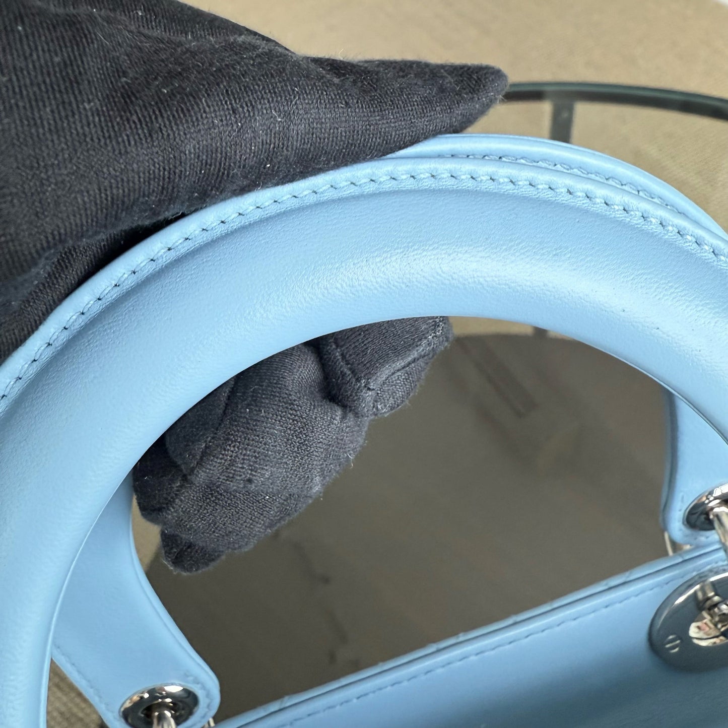 Kovancy Lady Cuir d'agneau Cannage moyen bleu clair avec accessoires argentés