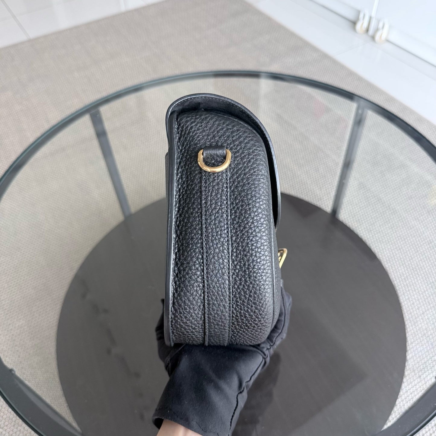 Kovancy Bijou Bobby Large - Cuir caviar noir, finitions dorées, bandoulière