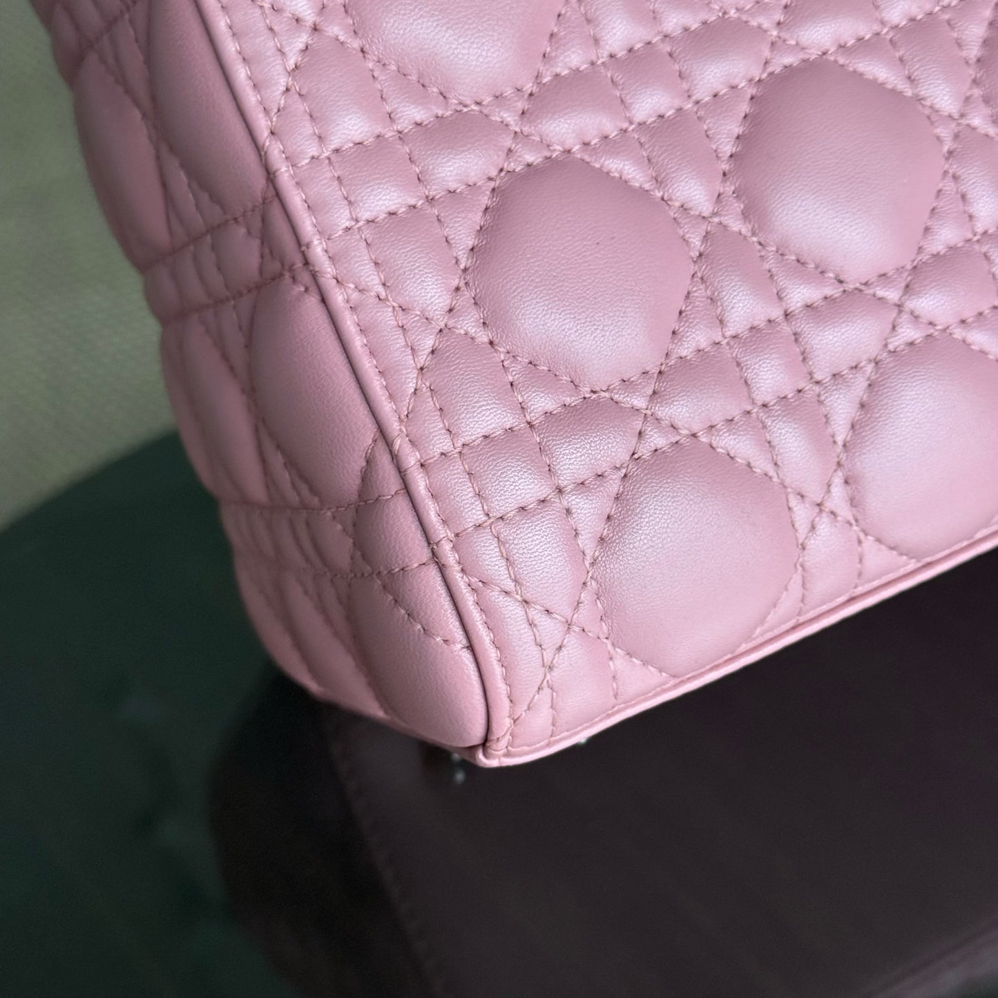 Kovancy Lady Cannage moyen en cuir d'agneau rose avec accessoires argentés