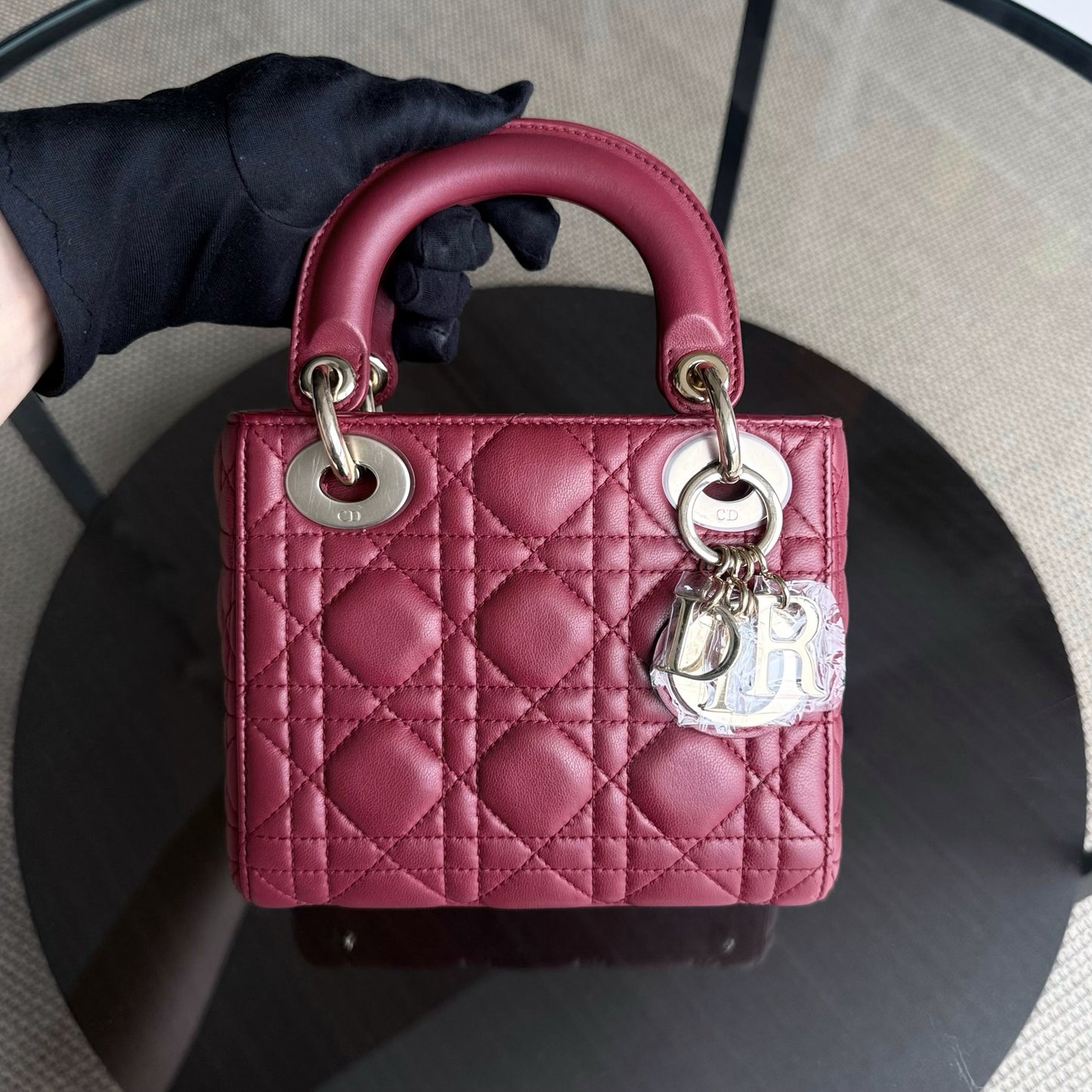 Kovancy Lady Mini - Bracelet chaîne en cuir d'agneau Cannage rouge foncé avec quincaillerie dorée