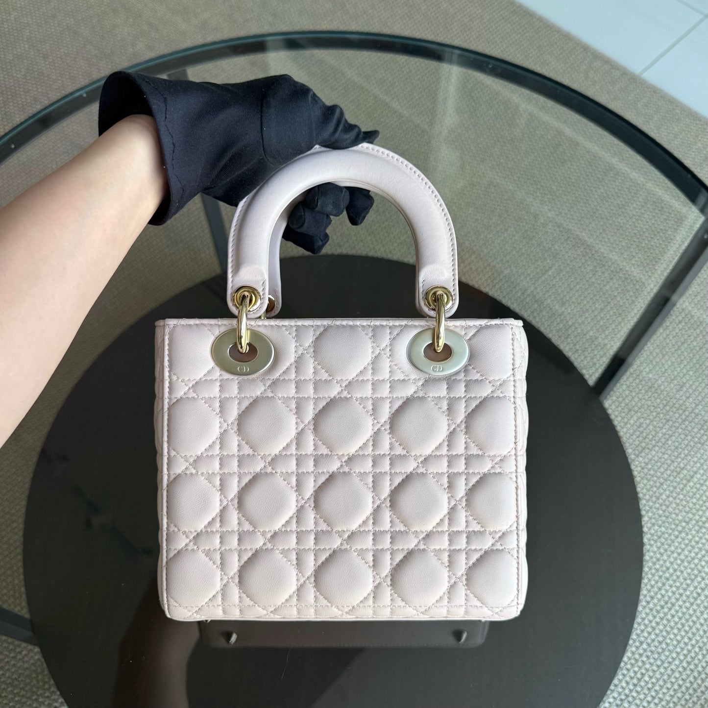 Kovancy Lady Petit rabat - Cuir d'agneau Cannage Light Sakura Rose Quincaillerie dorée SANS SANGLE