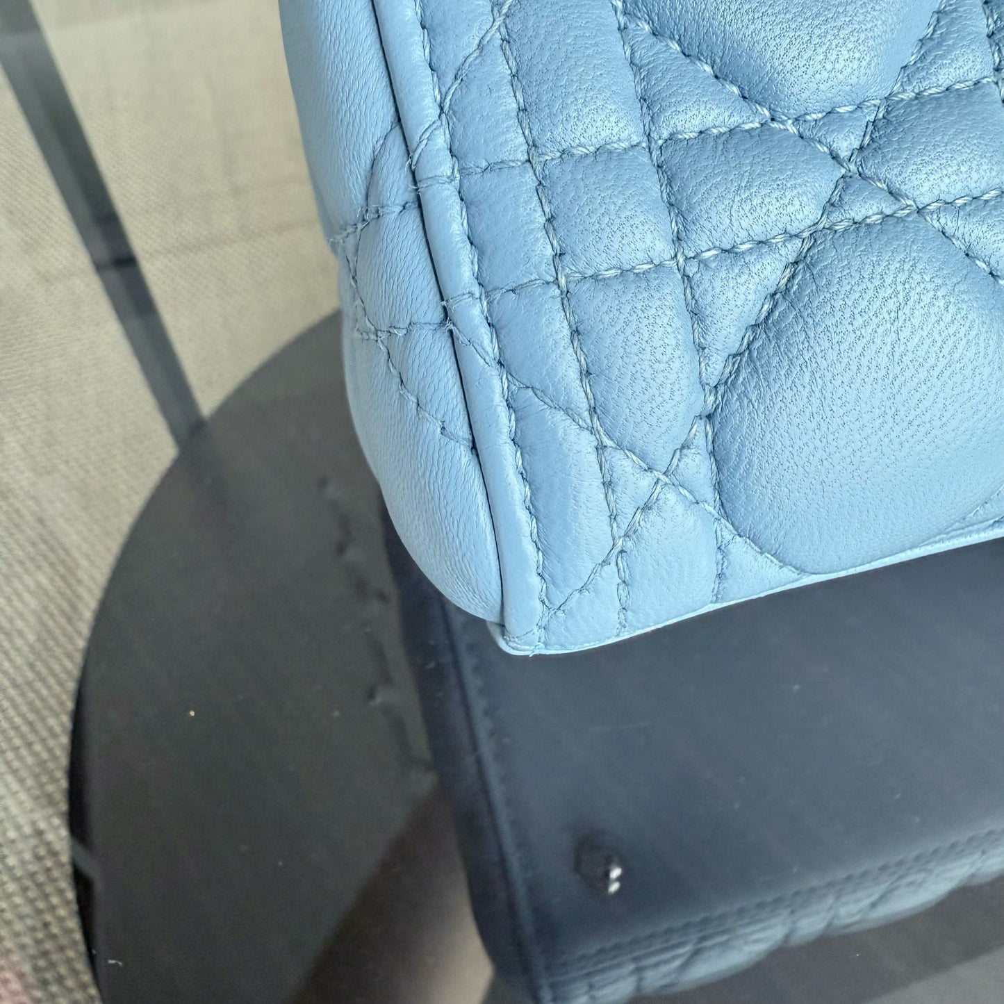 Kovancy Lady Cuir d'agneau Cannage moyen bleu clair avec accessoires argentés