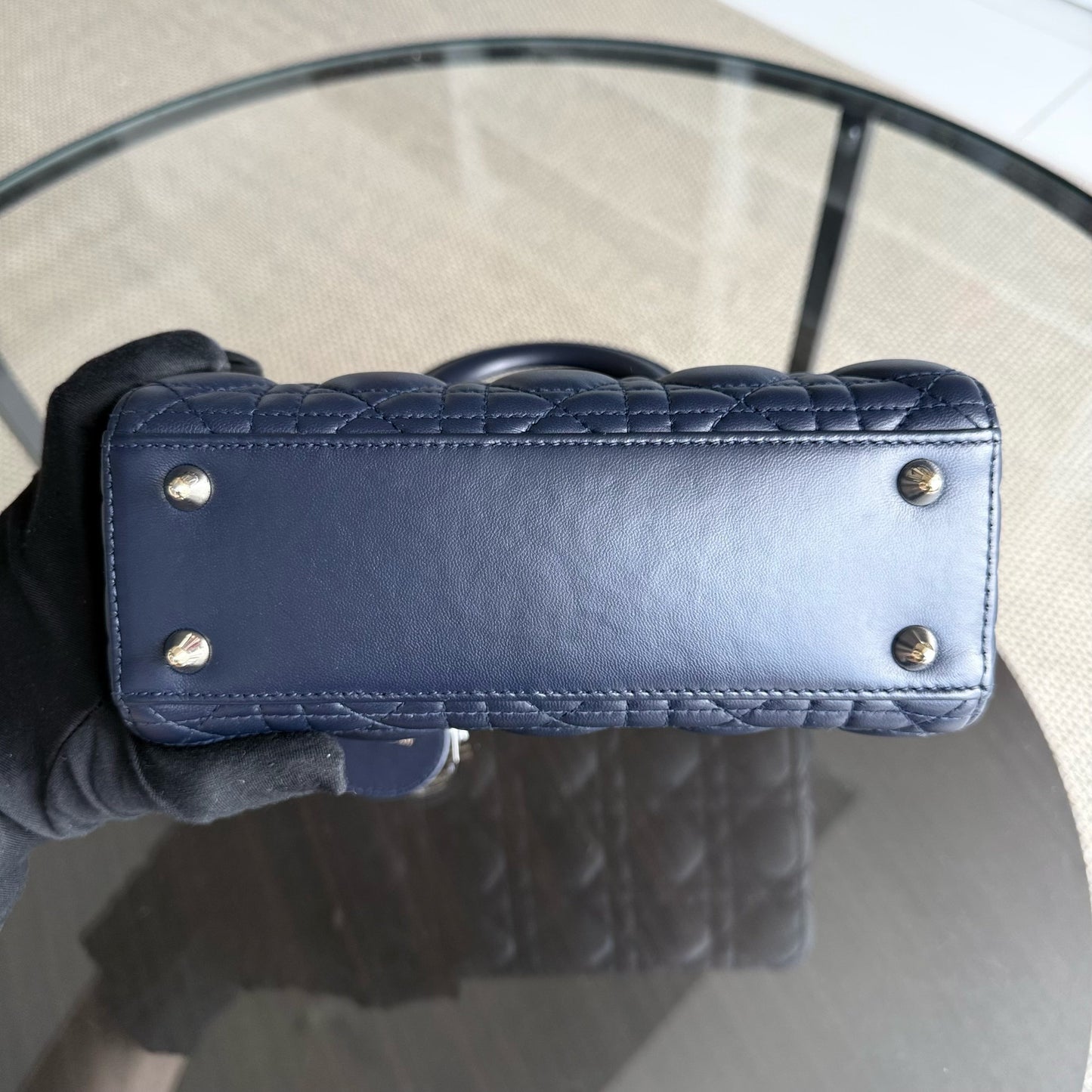Kovancy Lady Petit rabat - Cuir d'agneau Cannage bleu marine foncé, accessoires dorés avec breloques