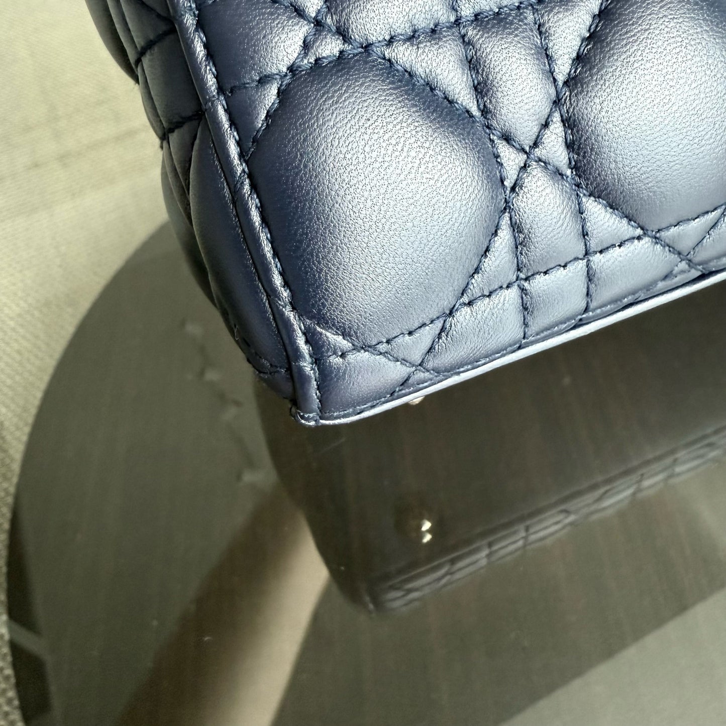 Kovancy Lady Petit rabat - Cuir d'agneau Cannage bleu marine foncé, accessoires dorés avec breloques