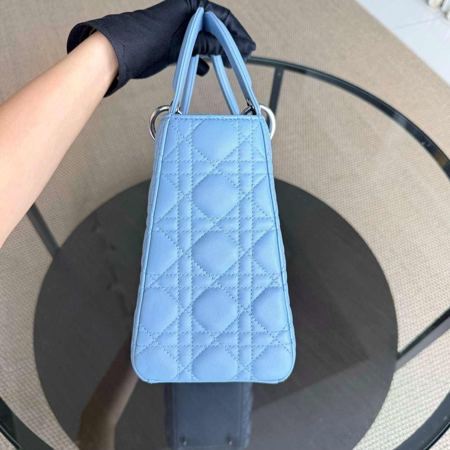 Kovancy Lady Cuir d'agneau Cannage moyen bleu clair avec accessoires argentés