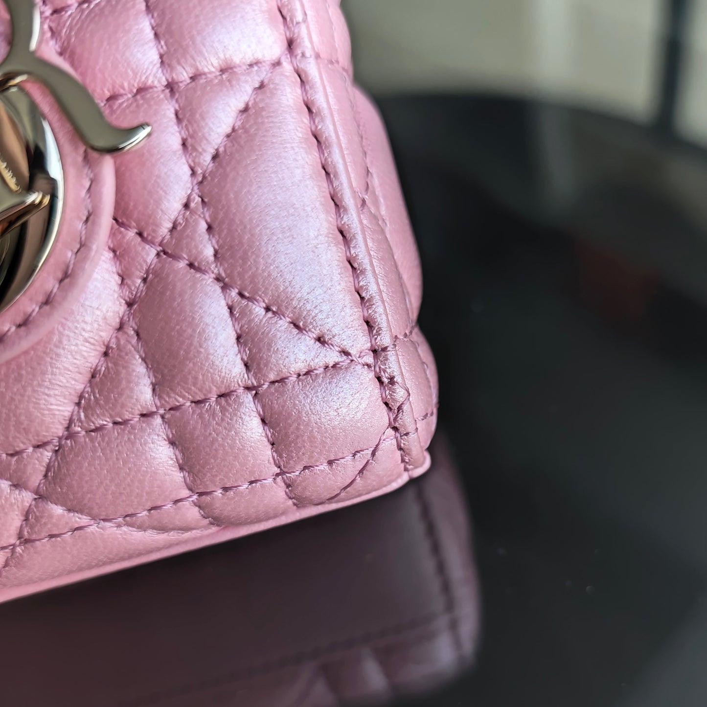 Kovancy D-Joy Micro - Cuir d'agneau Cannage irisé rose, accastillage doré, 17 cm